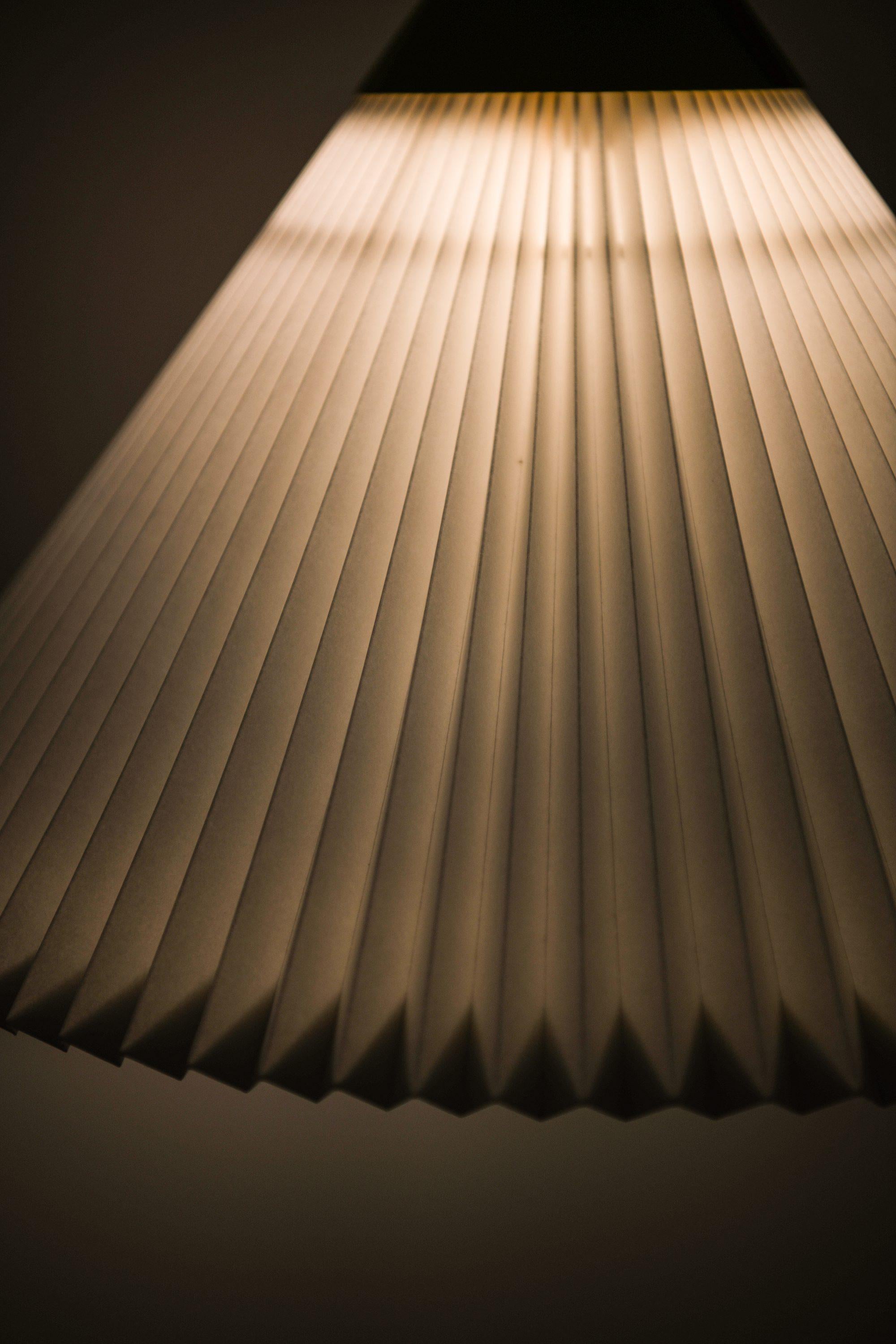 Teck Lampadaire en teck, métal laqué noir et laiton de Vilhelm Wohlert, 1957 en vente