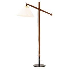 Lampadaire en teck, métal laqué noir et laiton de Vilhelm Wohlert, 1957
