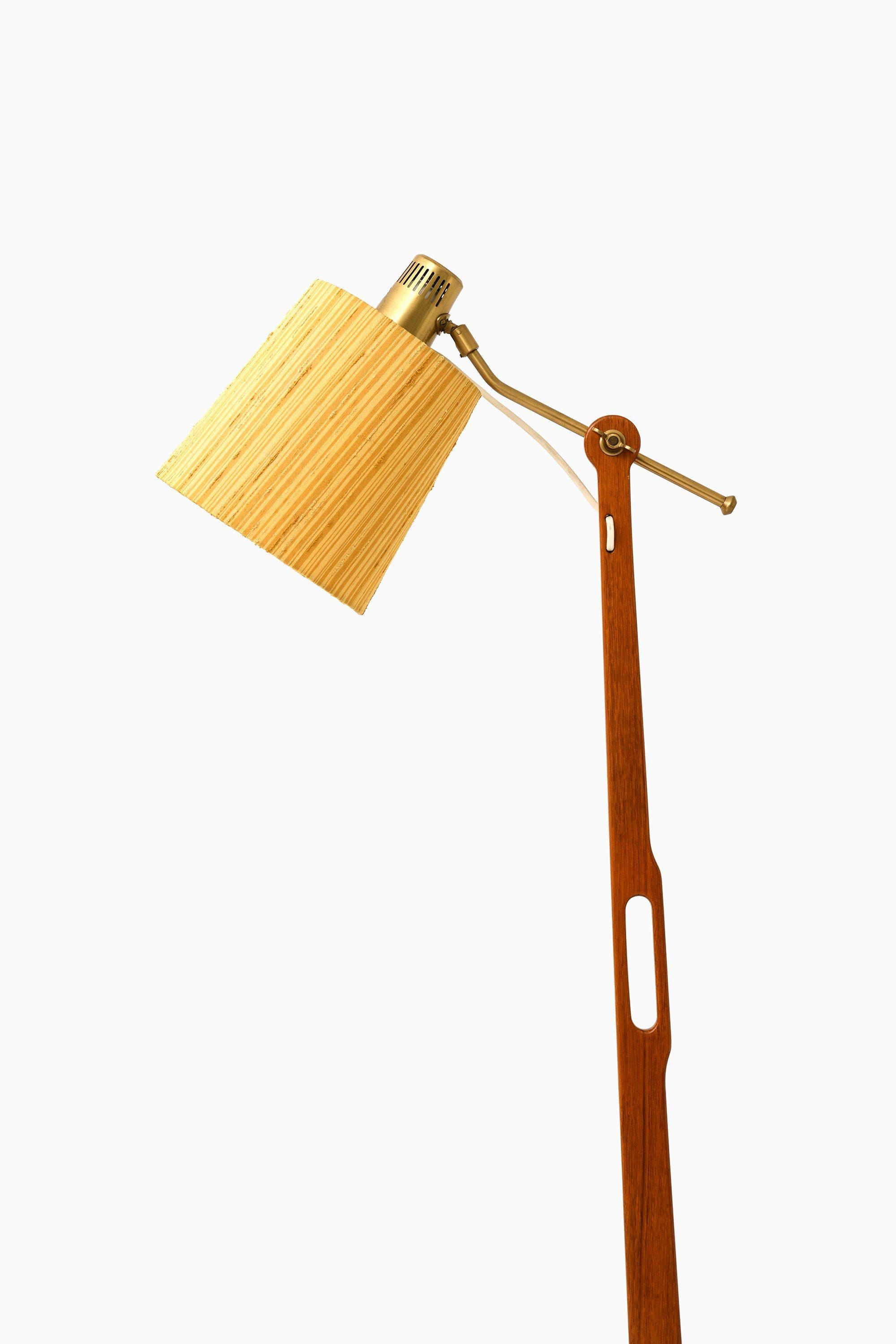 Lampadaire en teck, laiton et abat-jour original par Hans Bergström, années 1950

Informations supplémentaires :
MATERIAL : Teck, laiton et abat-jour original
Style : Milieu du siècle, Scandinavie
Rare lampadaire modèle 544
Produit par Ateljé Lyktan