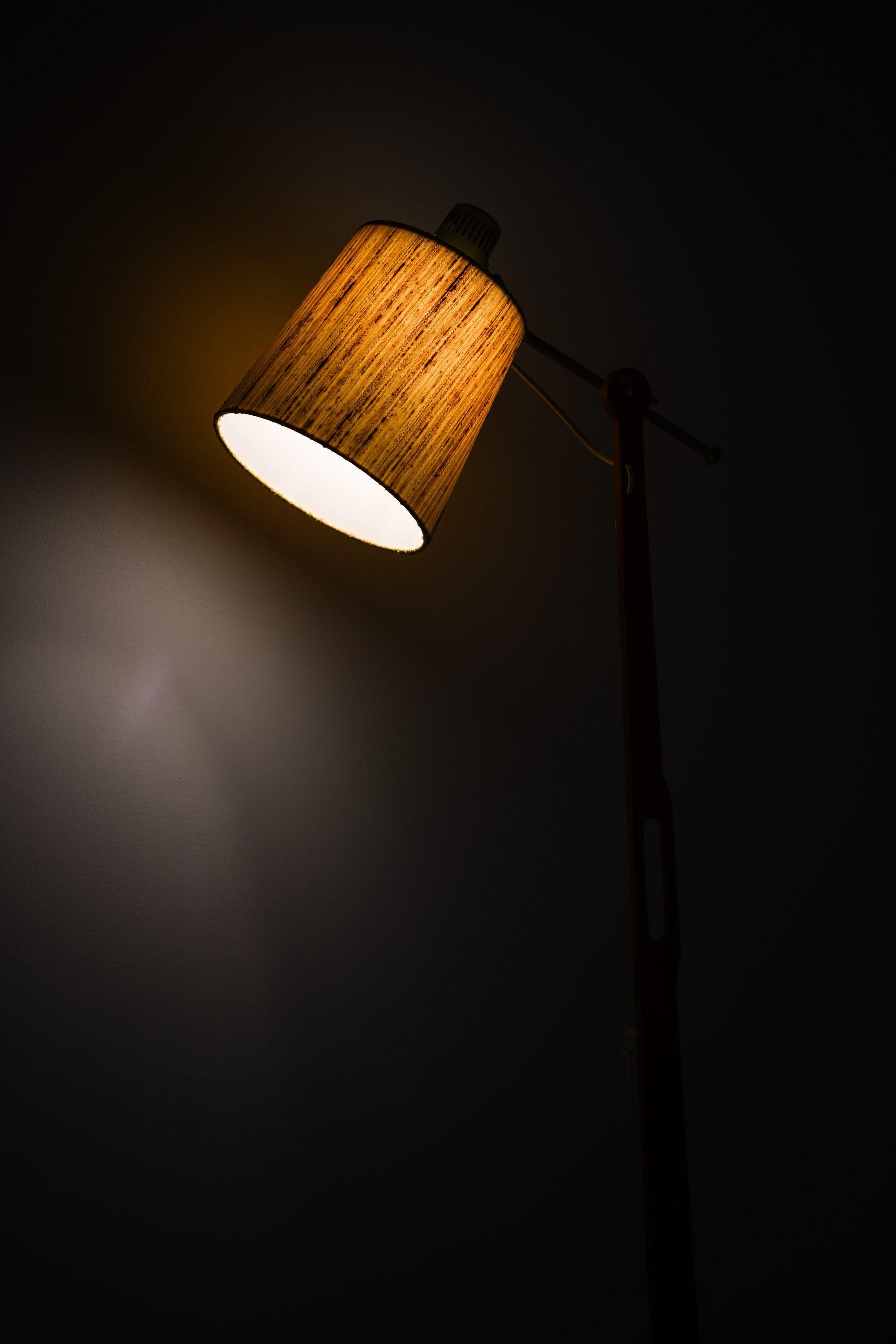 Mid-Century Modern Lampadaire en teck, laiton et abat-jour original par Hans Bergström, années 1950 en vente