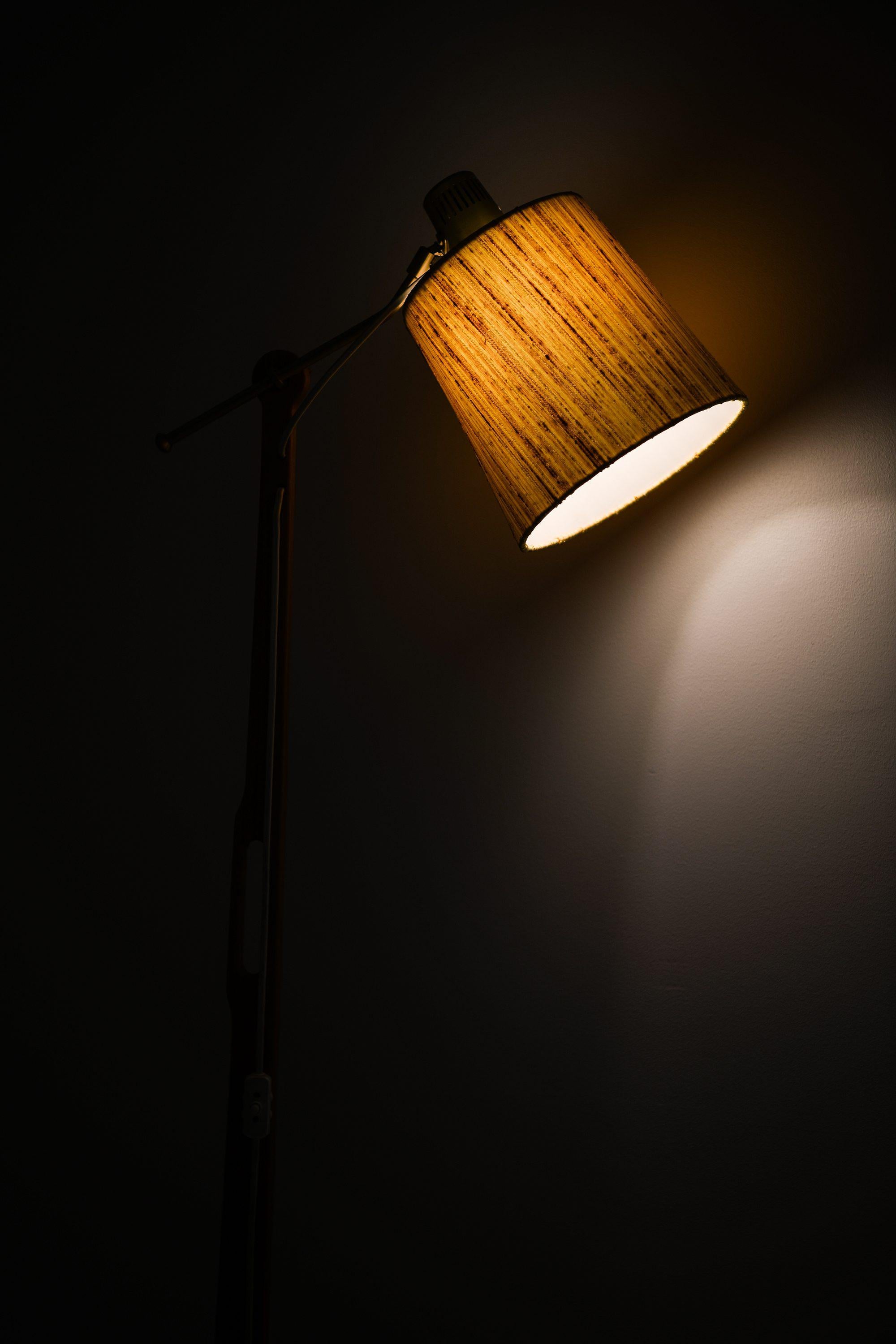 Suédois Lampadaire en teck, laiton et abat-jour original par Hans Bergström, années 1950 en vente