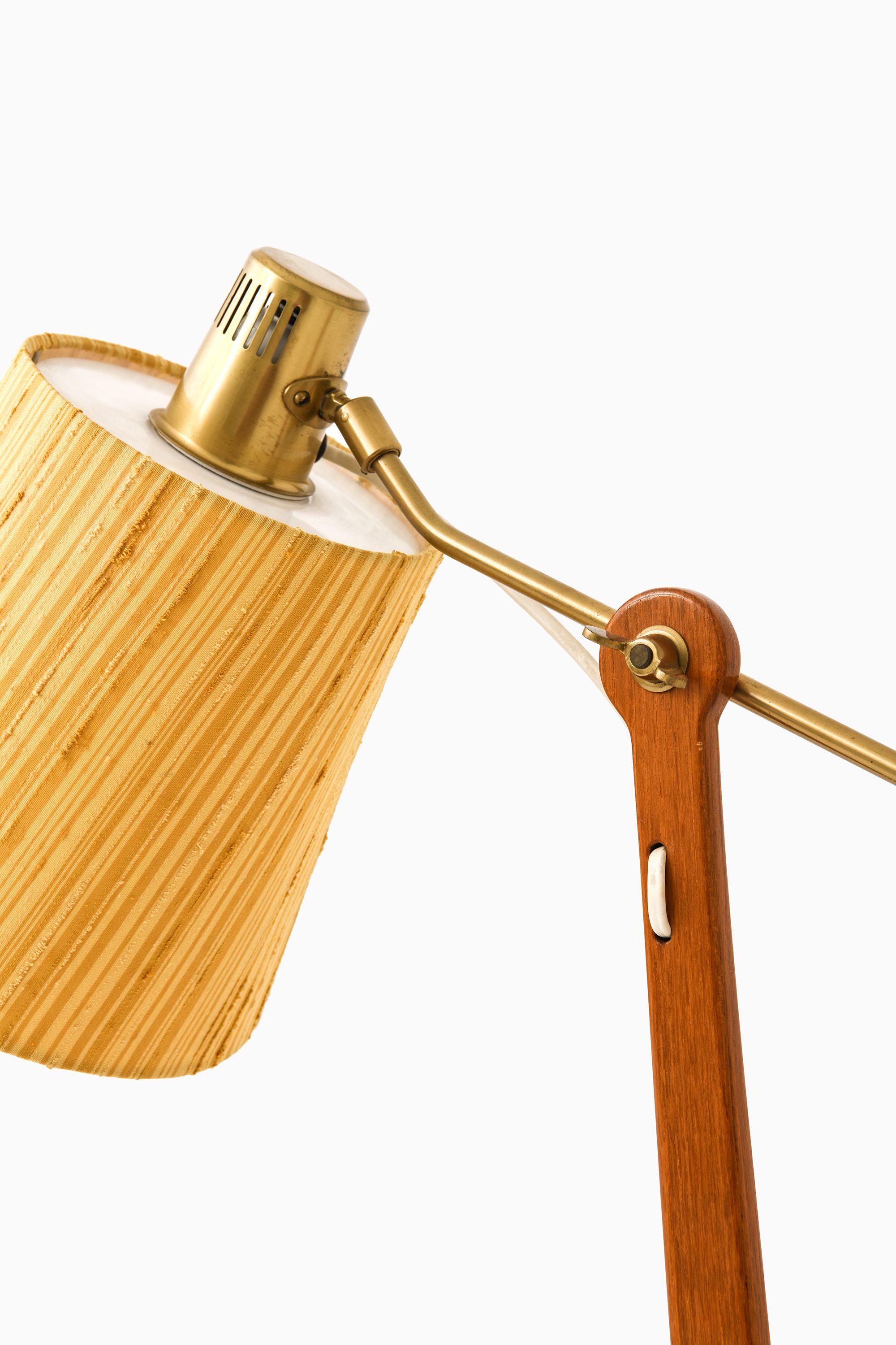 20ième siècle Lampadaire en teck, laiton et abat-jour original par Hans Bergström, années 1950 en vente