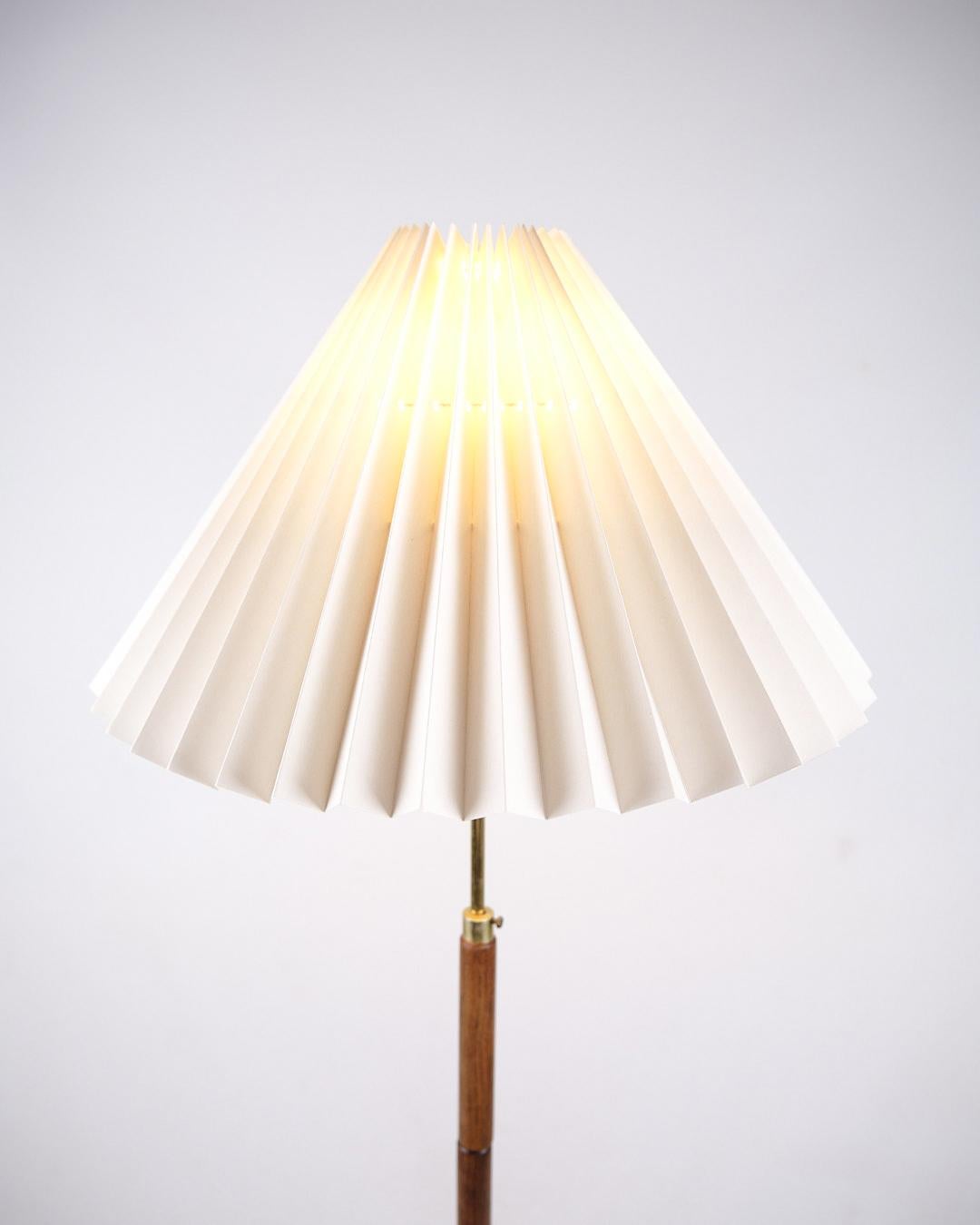 Danish floor lamp from the 1960s in teak with pleated shade. Classic design.

— Designer: Dansk Design
— Period: 1960s
— Materials: Teak, pleated fabric shade
— Dimensions: H:160cm Dia:26cm
— Condition: Appears in excellent condition