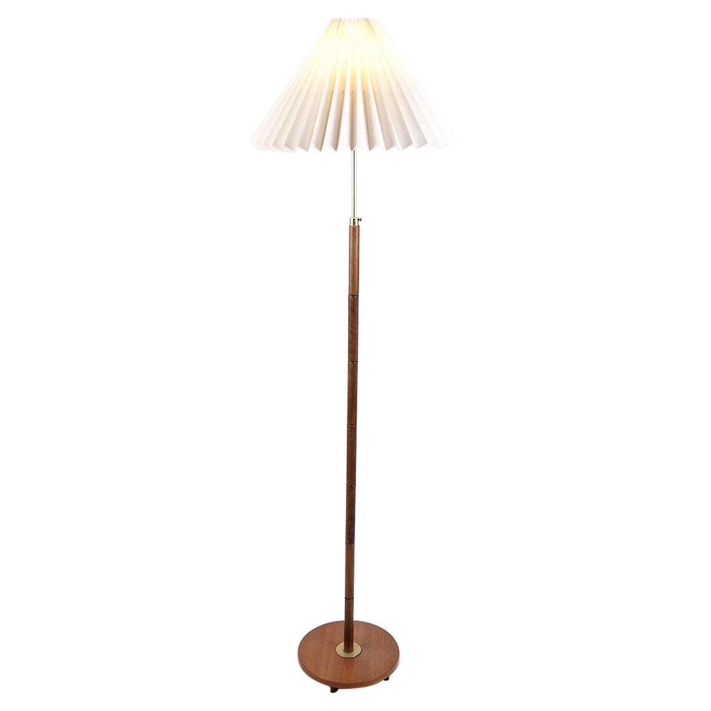 Lampada da terra in teak con paralume plissettato, design danese degli anni 
60