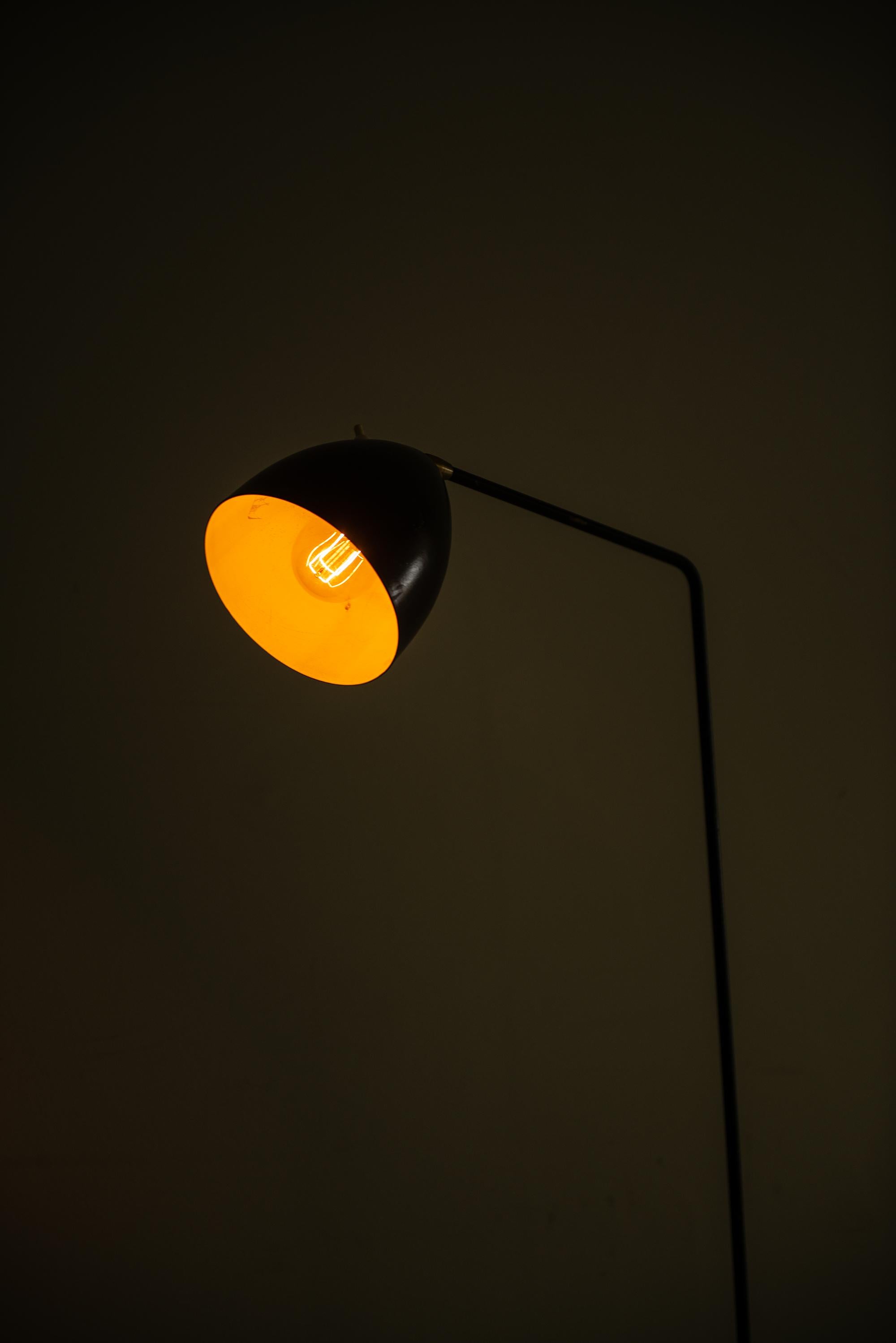 Stehlampe in der Art von Greta Magnusson-Grossman, hergestellt in Schweden im Zustand „Gut“ im Angebot in Limhamn, Skåne län