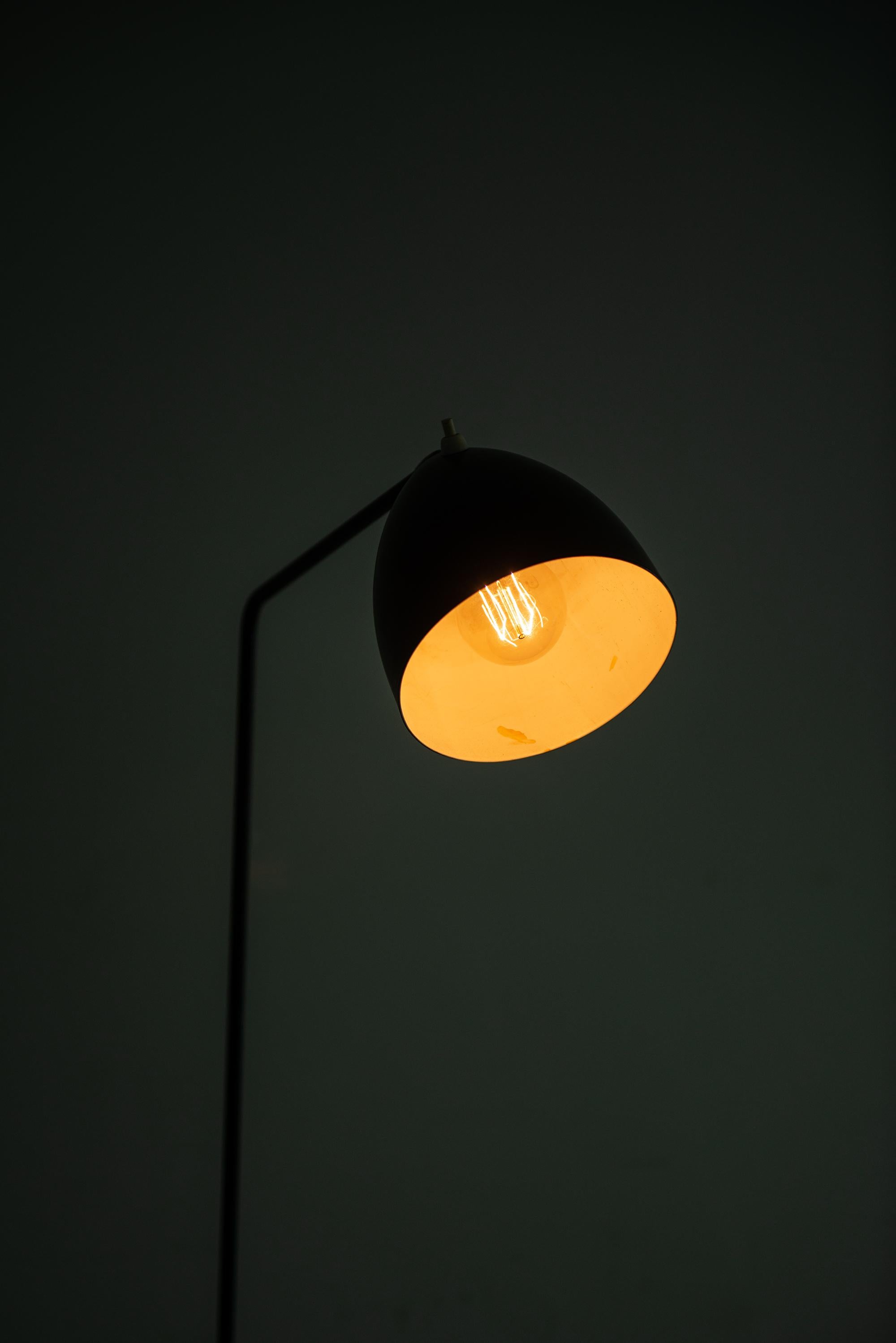 Stehlampe in der Art von Greta Magnusson-Grossman, hergestellt in Schweden (Metall) im Angebot