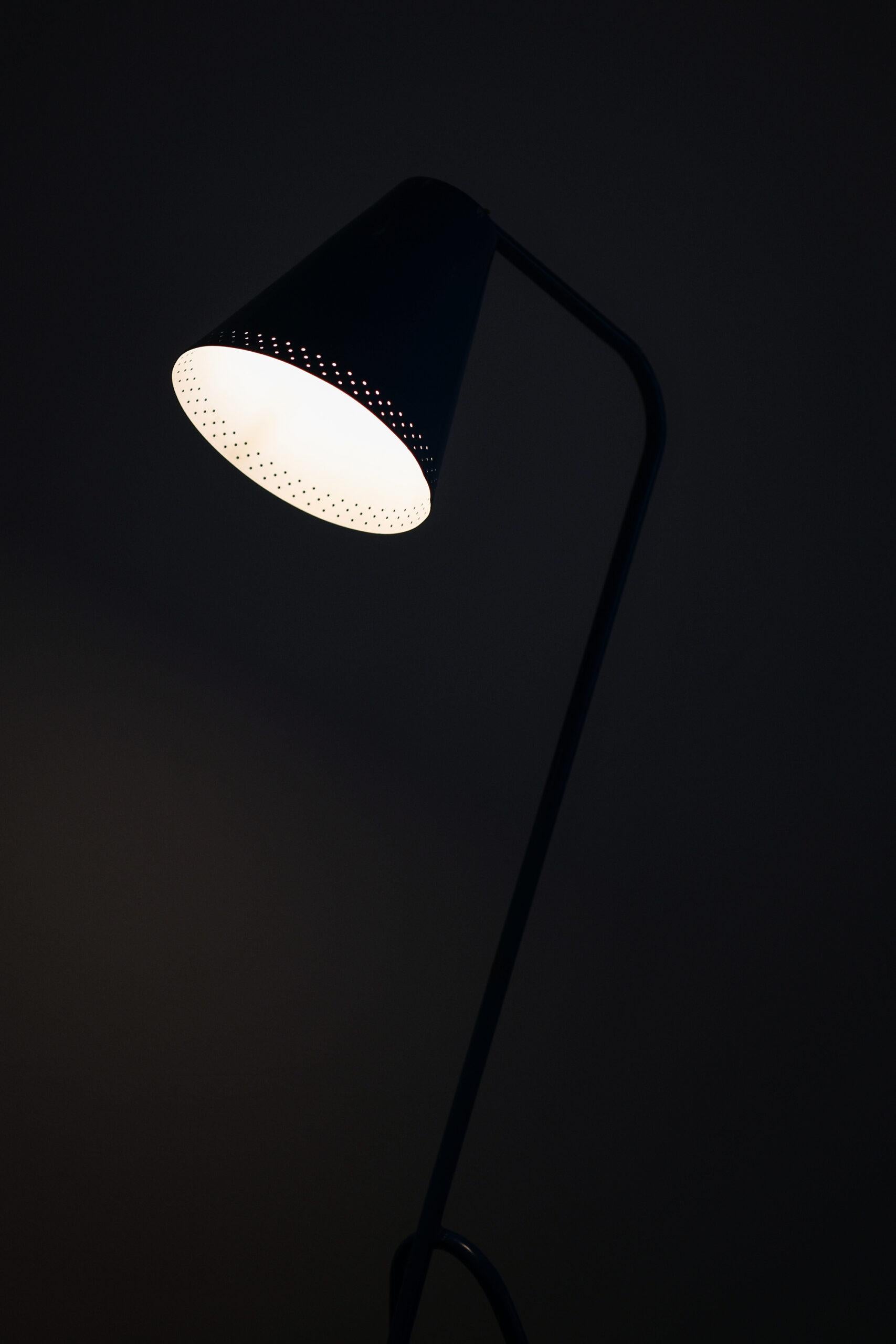 Stehlampe im Stil von Greta Magnusson-Grossman, wahrscheinlich in Schweden hergestellt im Angebot 1