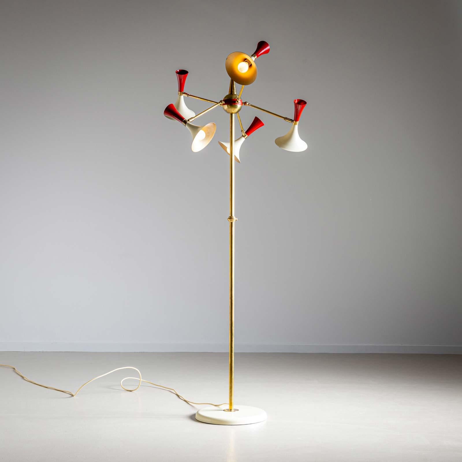 Lampadaire italien au design mid-century avec abat-jour conique et base en laiton. Les cônes sont réglables et émaillés de rouge et de blanc.