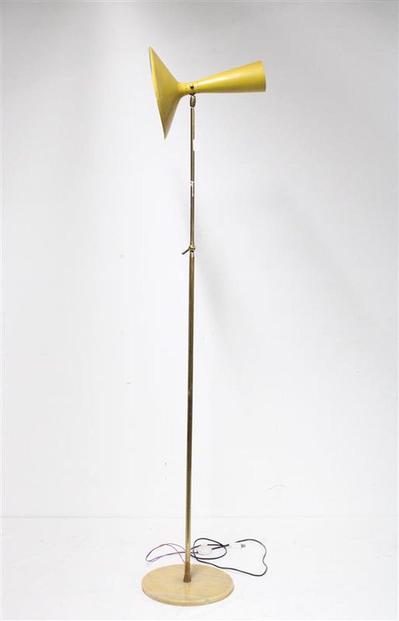 Italian design floor lamp
Stilnovo style
Needs to be rewired 
Height is fully extended
Vintage piece
Shows wear and tear 