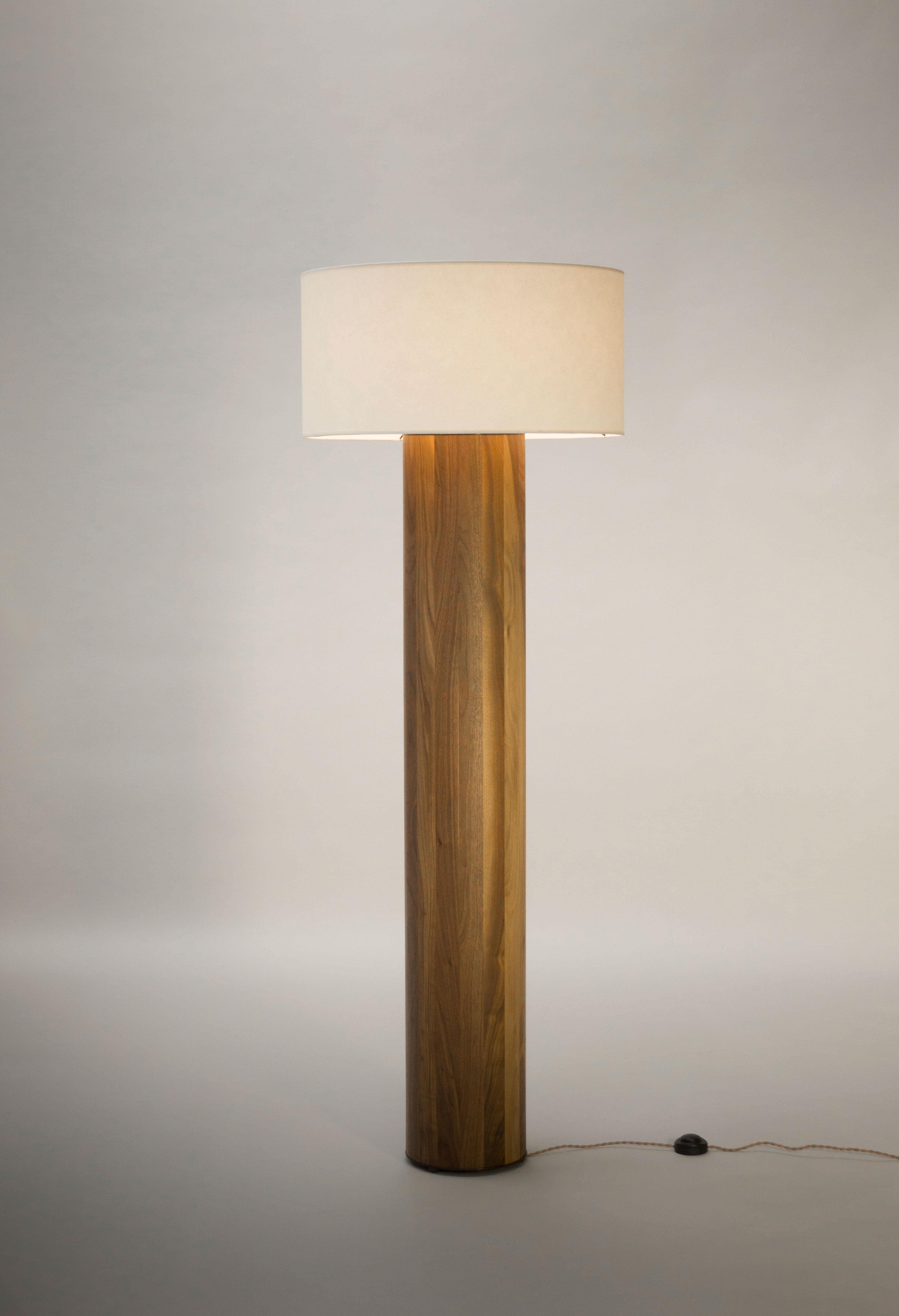 Élégant lampadaire intemporel en bois de noyer de Tinatin Kilaberidze, conçu exclusivement pour la galerie Valerie Goodman. Les dimensions de la base sont 55