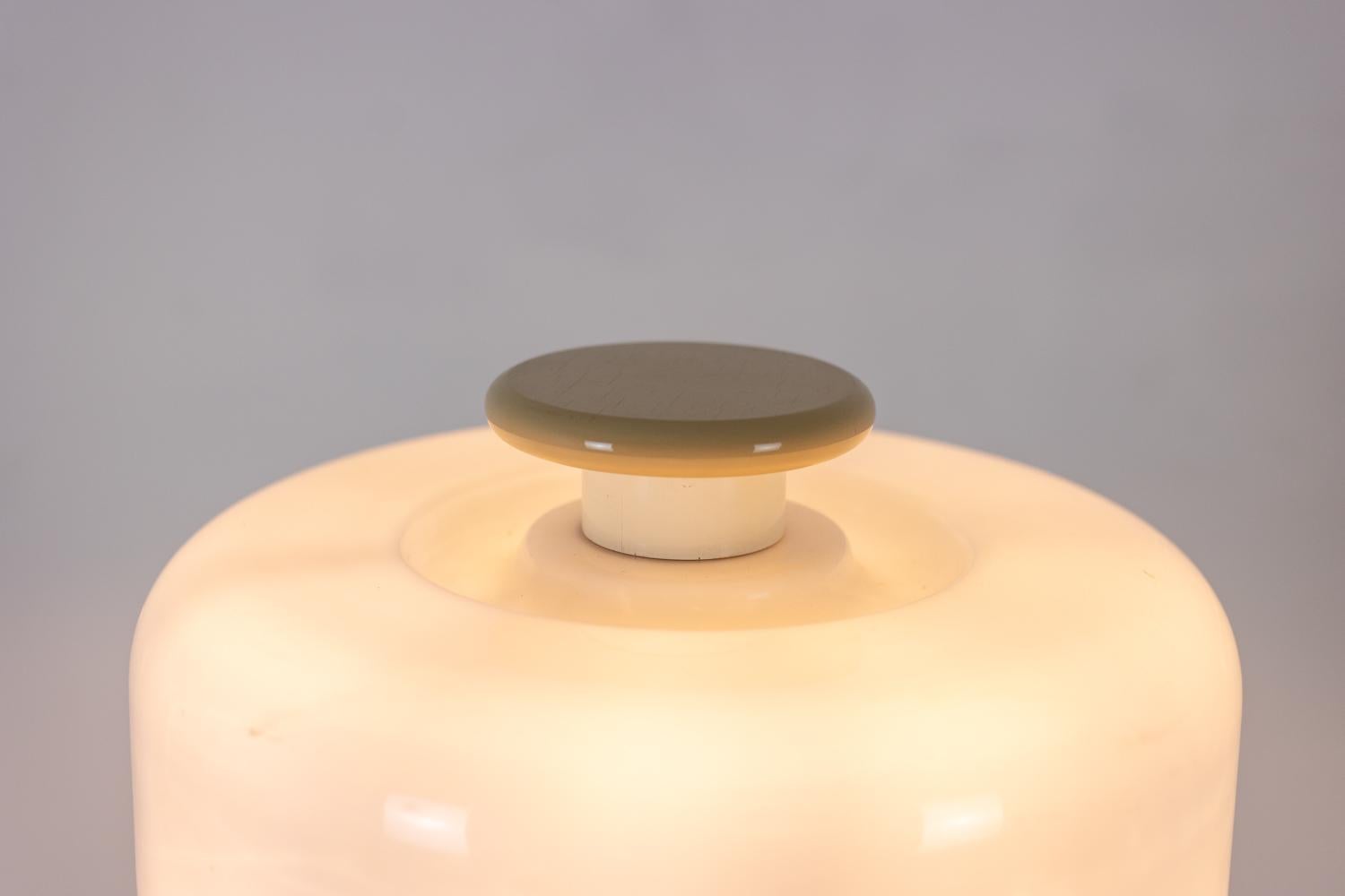 Italiano Floor lamp in white and beige lacquered wood. 1980s-90s in vendita