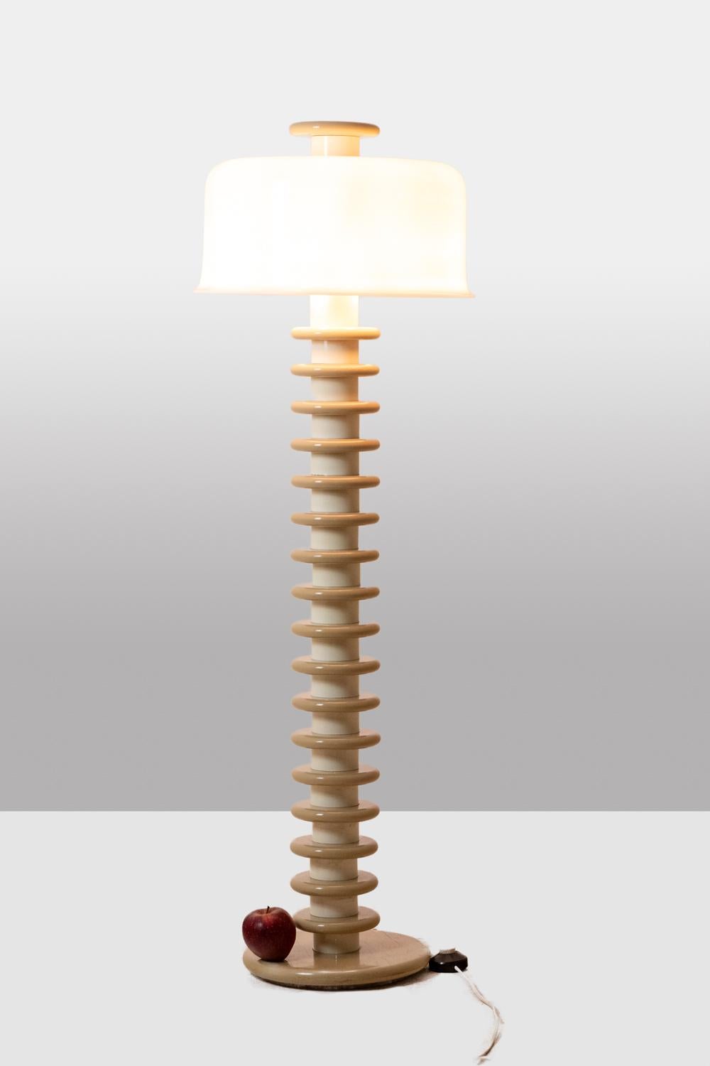 XX secolo Floor lamp in white and beige lacquered wood. 1980s-90s in vendita