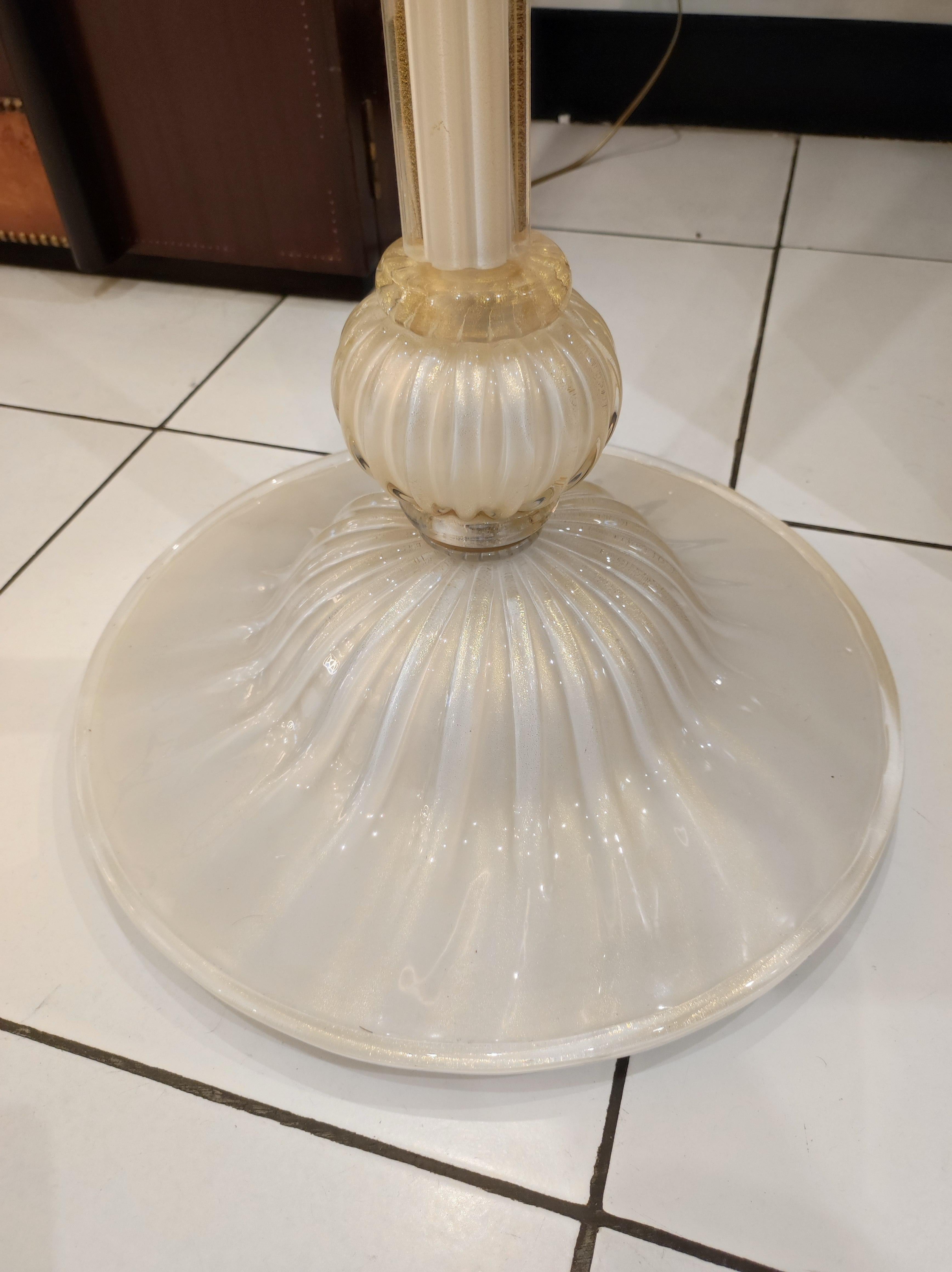 Lampadaire en verre de Murano blanc avec inserts paillets dors en vente 4