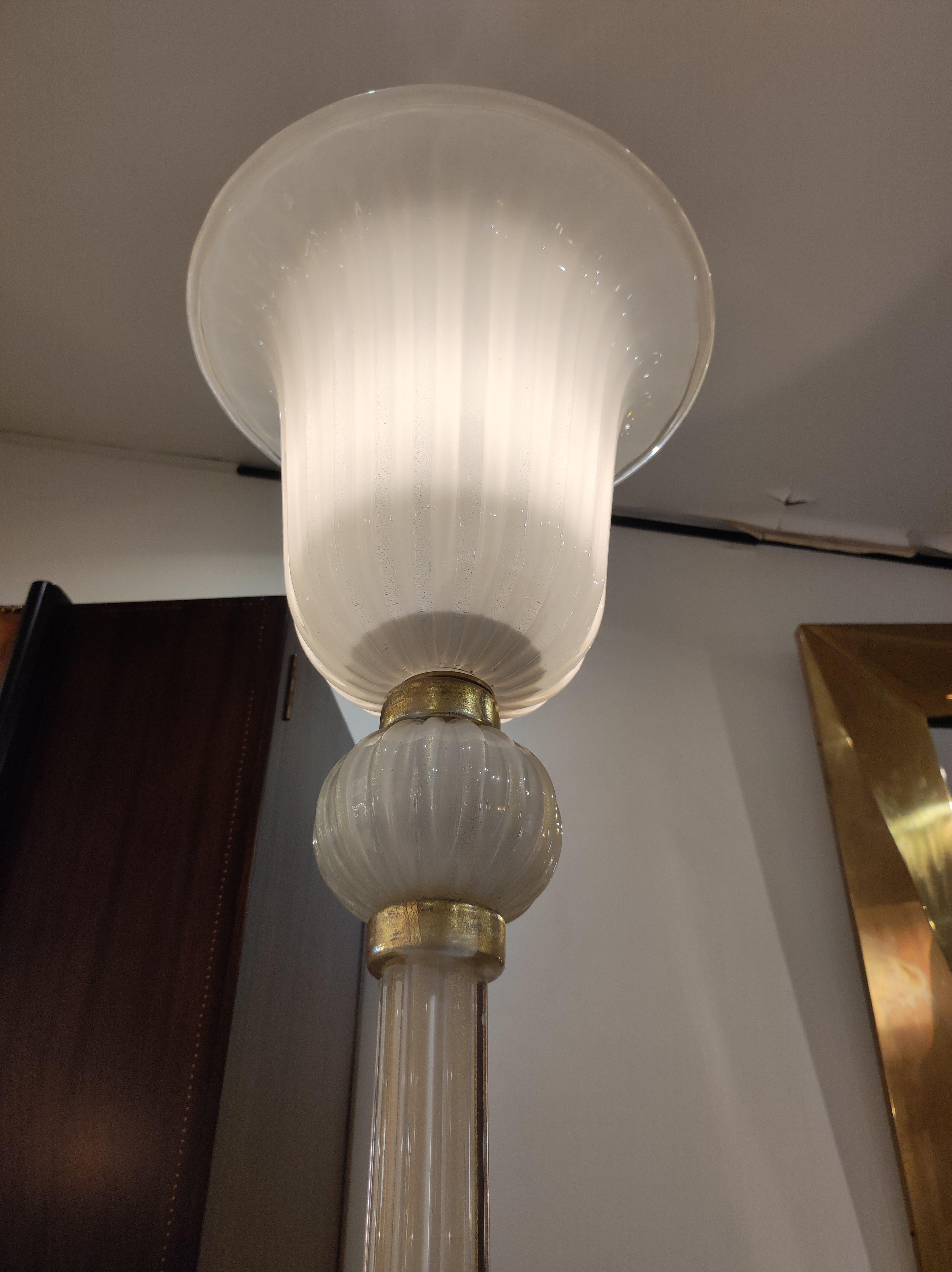 Lampada da terra in vetro di Murano bianco con inserti in glitter oro In condizioni ottime in vendita a Saint-Ouen, FR