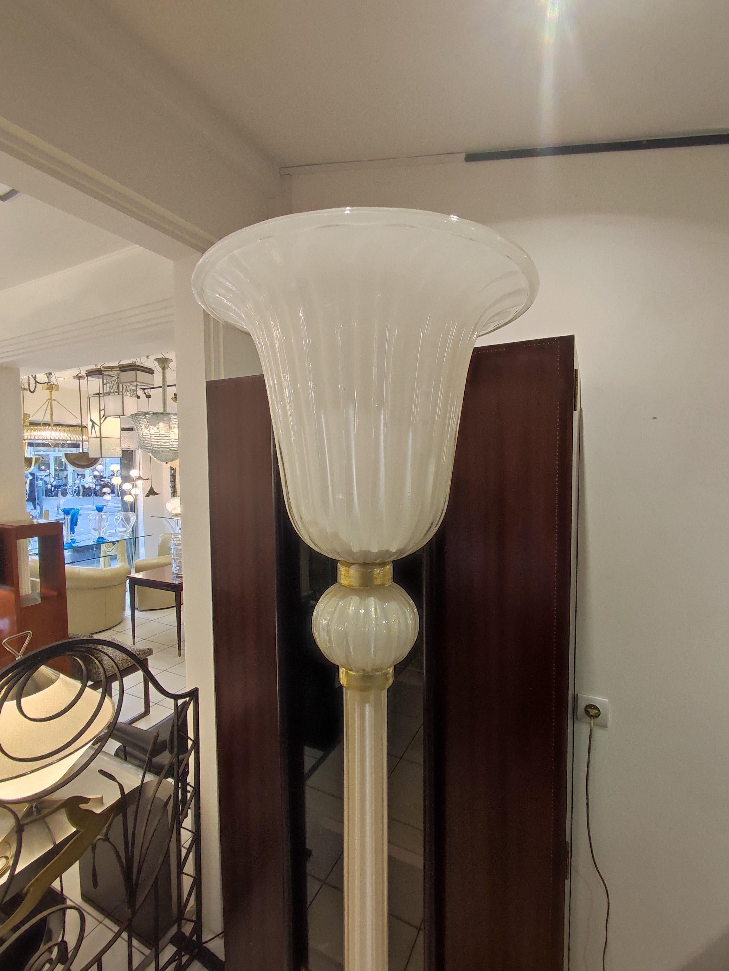 Floor Lamp in White Murano Glass with Gold Glitter Inserts For Sale 3