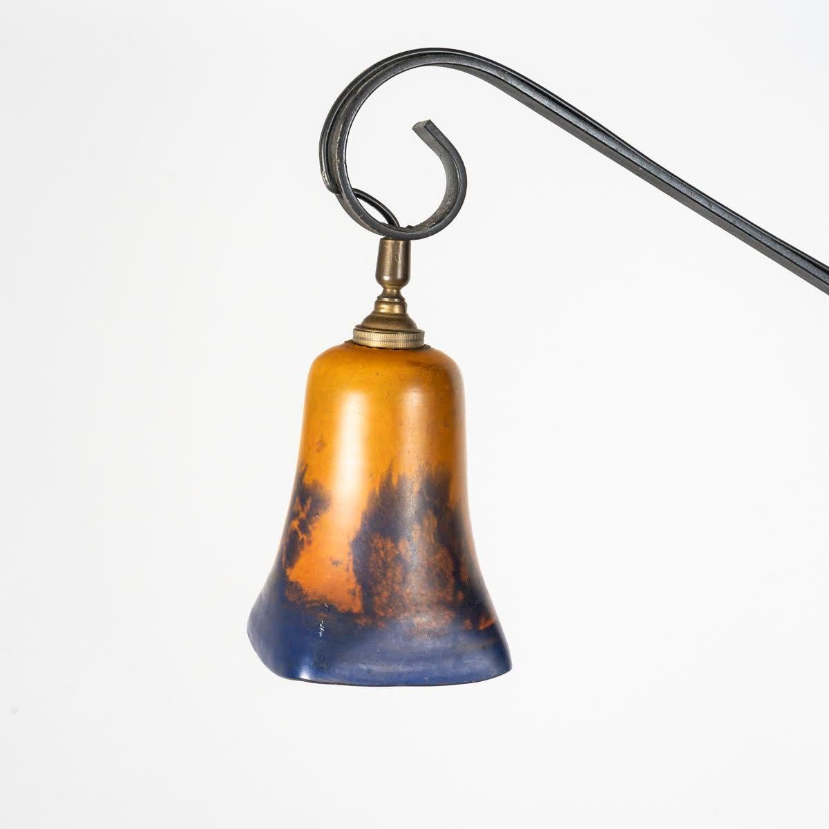Lampadaire en fer forgé et pâte de verre, 1960.

Écran de cheminée avec des figures tribales en bronze et verre teinté, 1960-1970.
H : 164cm, L : 58cm, P : 33cm