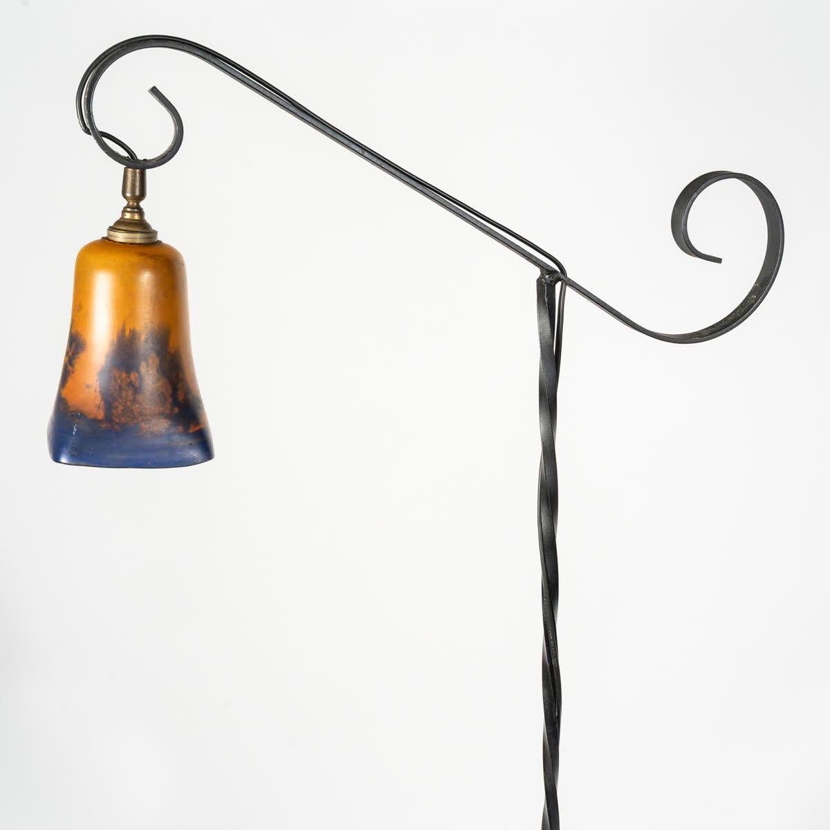 Mid-Century Modern Lampadaire en fer forgé et en pâte de verre, 1960. en vente