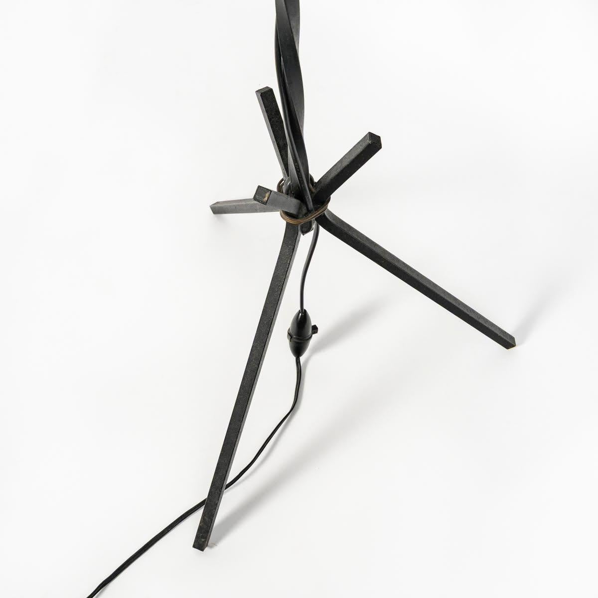 Français Lampadaire en fer forgé et en pâte de verre, 1960. en vente