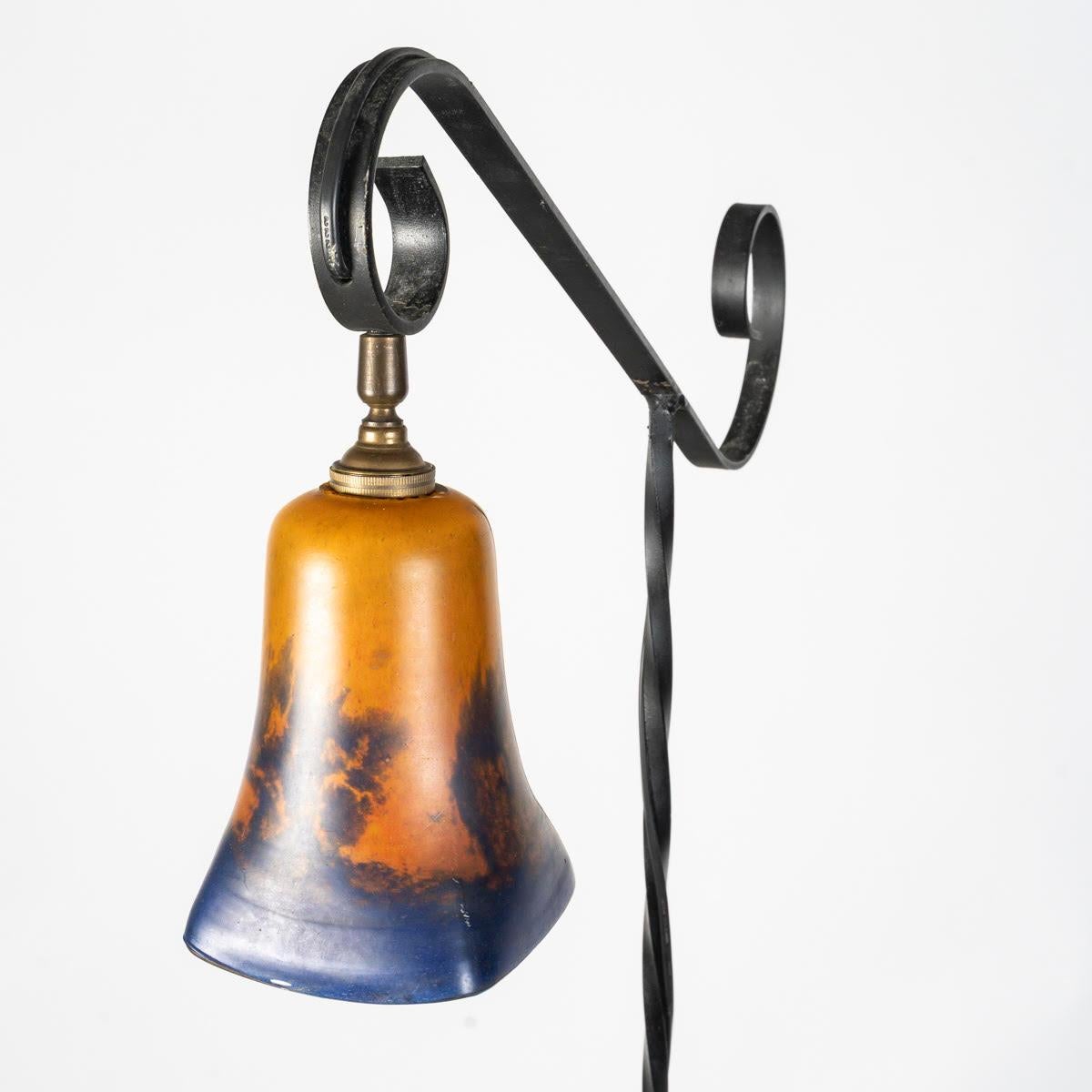 Lampadaire en fer forgé et en pâte de verre, 1960. Bon état - En vente à Saint-Ouen, FR