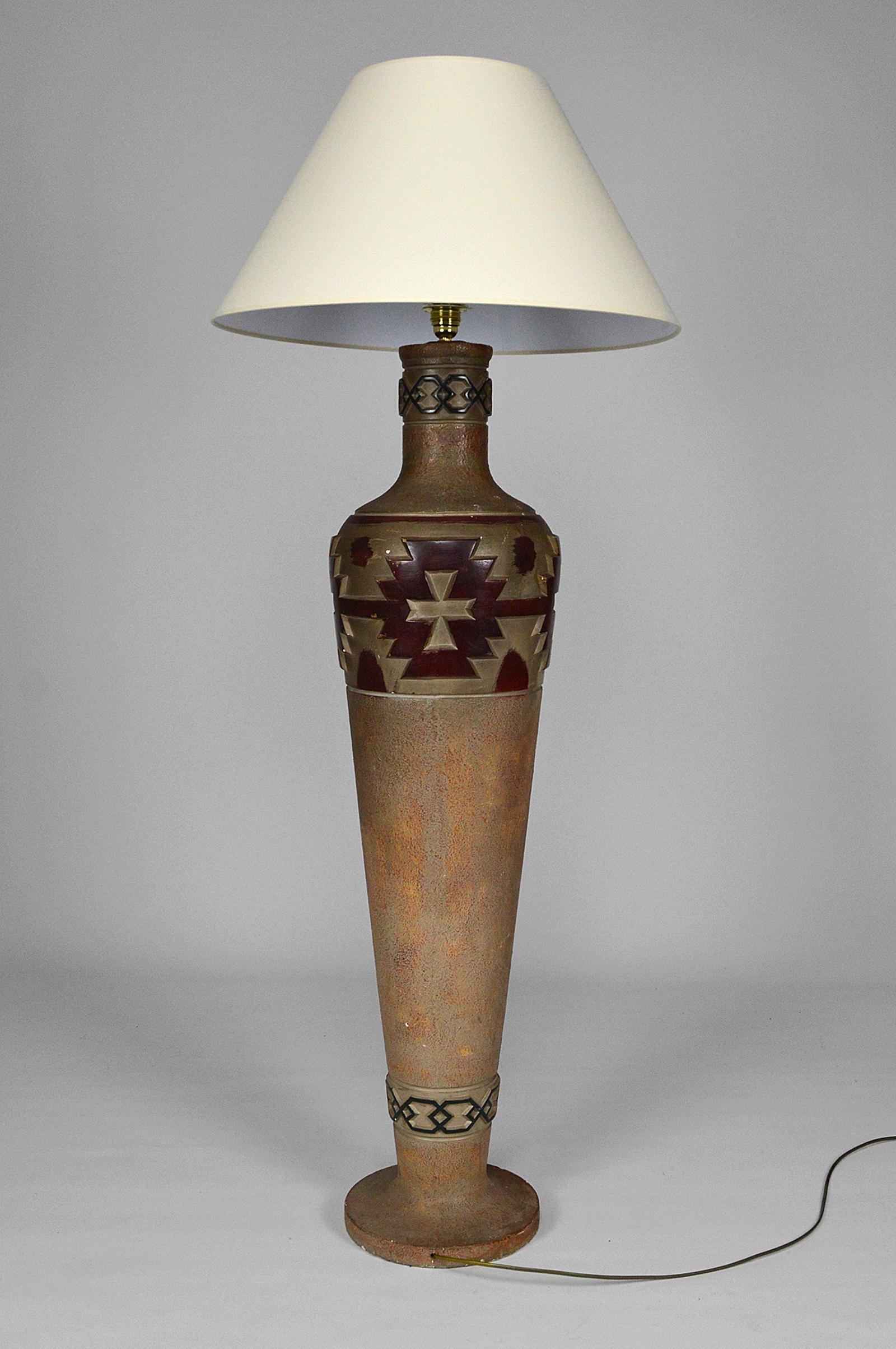 Floor lamp in the form of pottery / urn / vase.
Bohemian / Monterey /Indian / Navajo / Native American Southwestern style, circa 1970.
Good general condition, rewired.