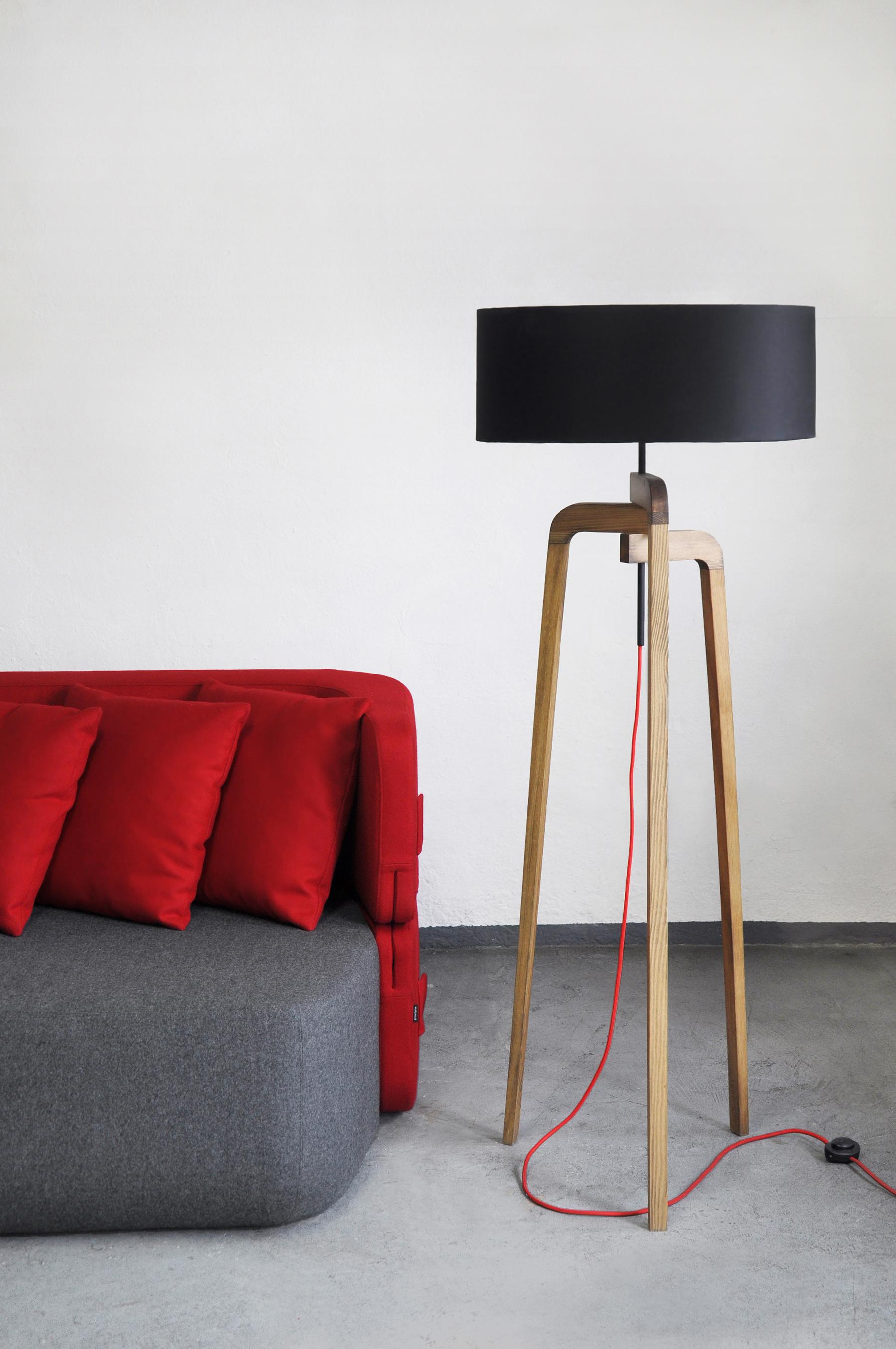 Moderne Lampadaire Iris en bois massif en vente