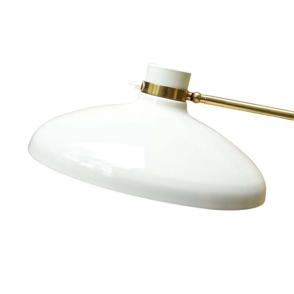 A very iconic and timeless floor light. Cream color enamelled on metal circular articulated shade on a brass structure, adjustable articulated height with a glass brass rimmed base. Design by Gio Ponti for Fontana Arte from 1960 to 1969. Made in