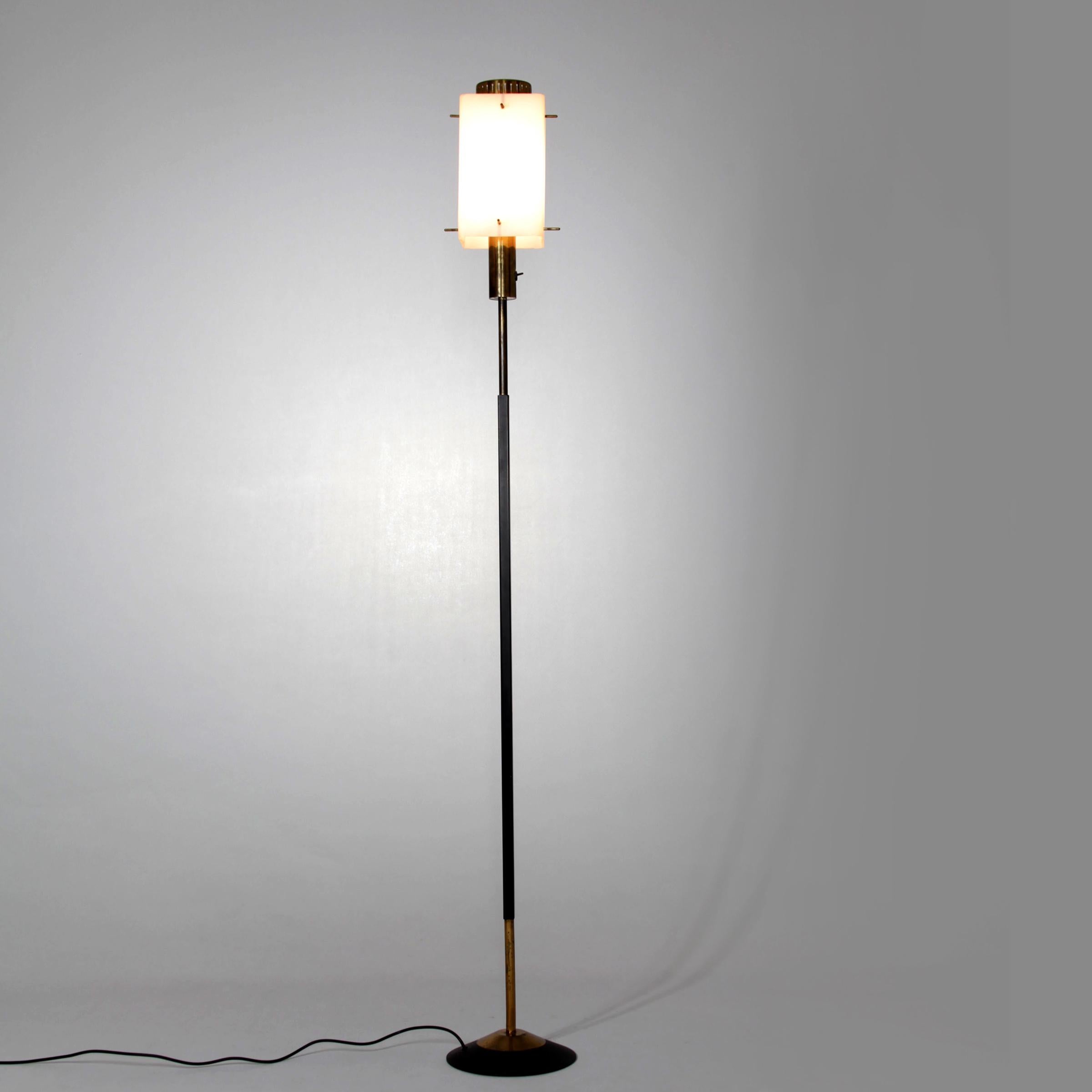 Rare lampadaire italien Stilnovo des années 1950. La lampe se caractérise par un abat-jour en verre opalin, un cadre laqué et des éléments en laiton.
Abat-jour 15 x 15x 25 cm