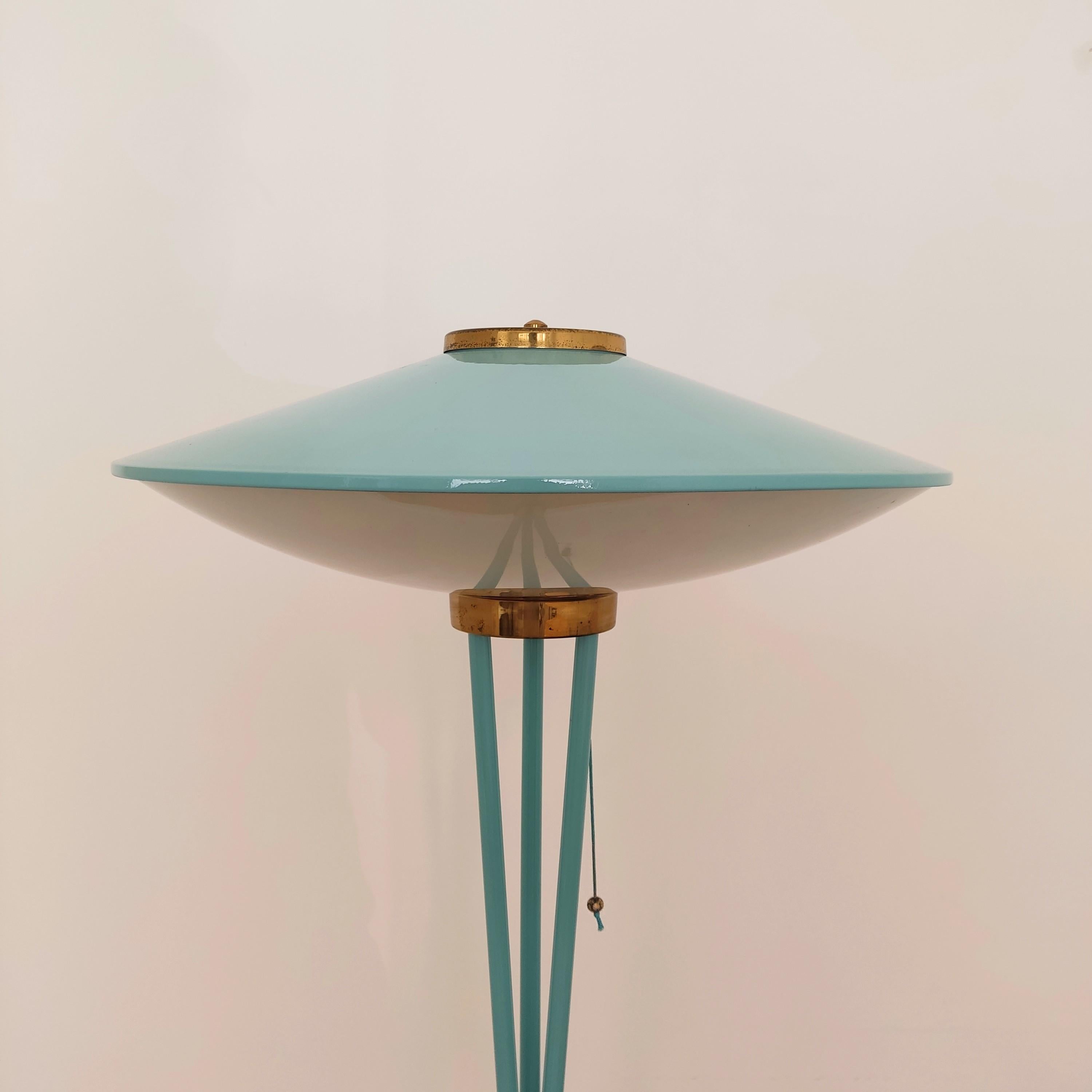 STILNOVO
Lampada da terra anni '50 -
Completamente laccato in blu-verde antico con dettagli in ottone.
