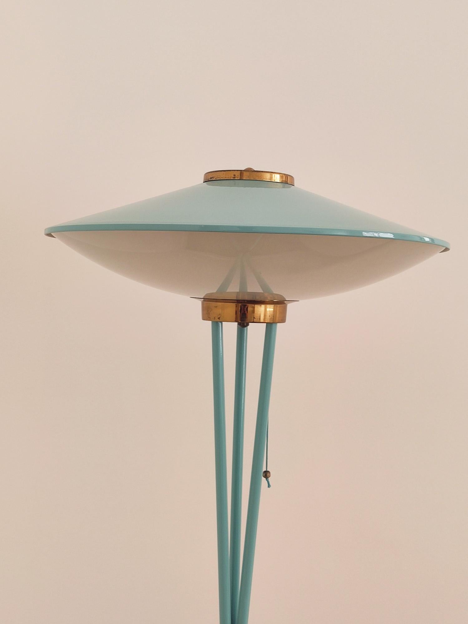 STILNOVO
Lampada da terra anni '50 -
Completamente laccato in blu-verde antico con dettagli in ottone.
