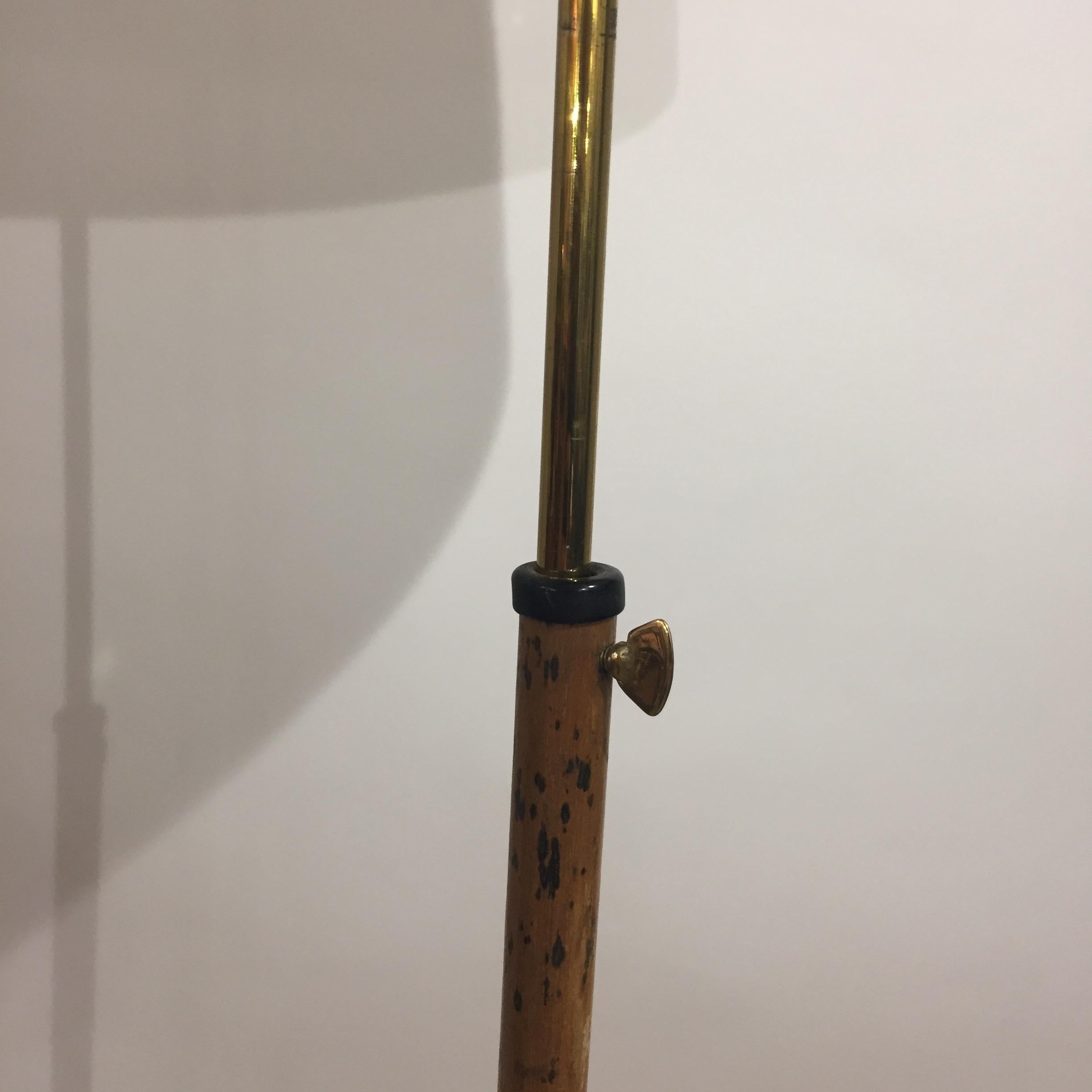 Floor lamp, Italy, 1960s, fiberglass and laiton In Good Condition For Sale In PARIS, FR
