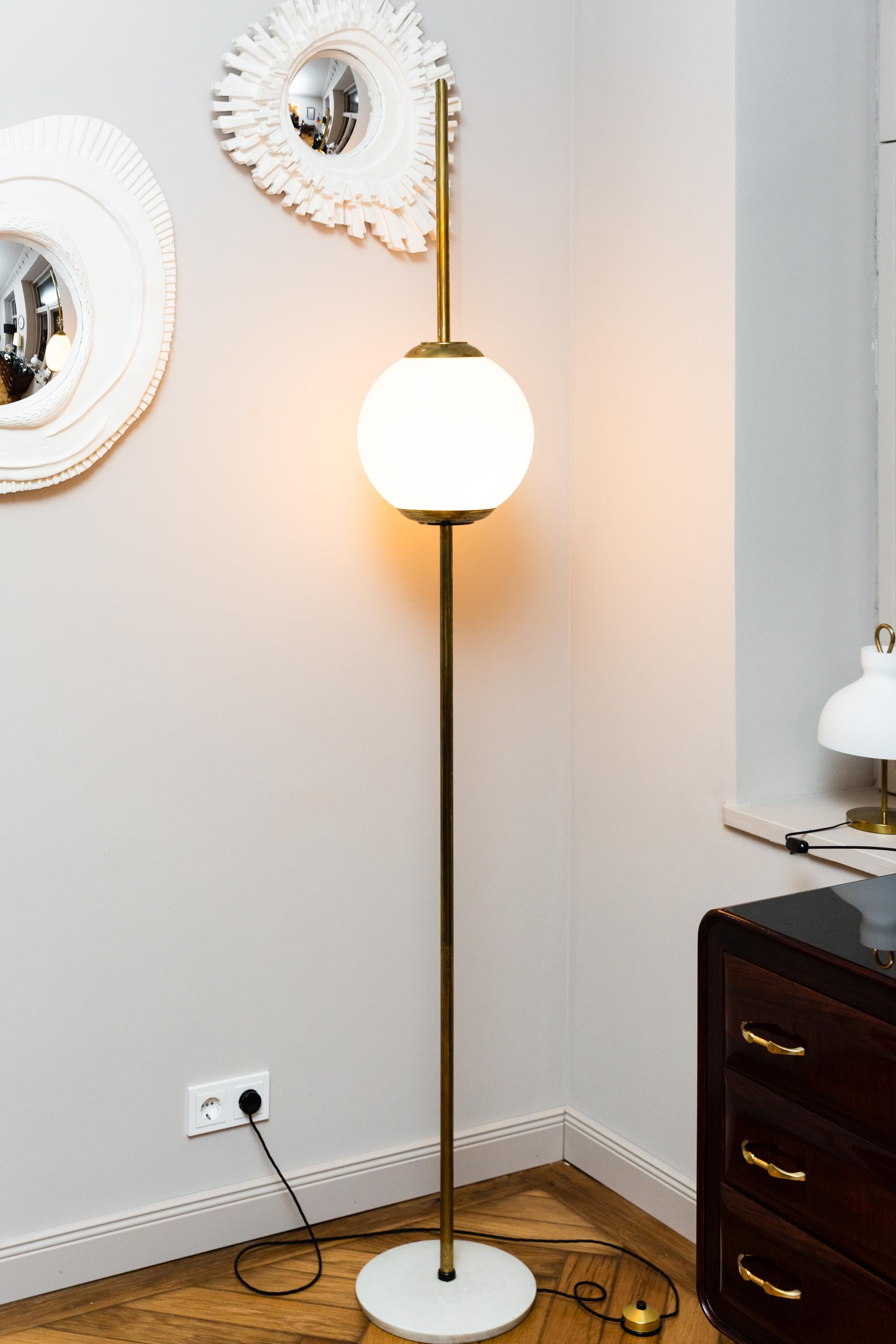 Elegant floor lamp, Italy circa 1950, attributed to Azucena, brass, marble base, white opaline glass ball shade. Measures: Height 205 cm, diameter marble base 30 cm, diameter glass shade 30 cm.
Perfect condition, light patina on the brass, rewired,