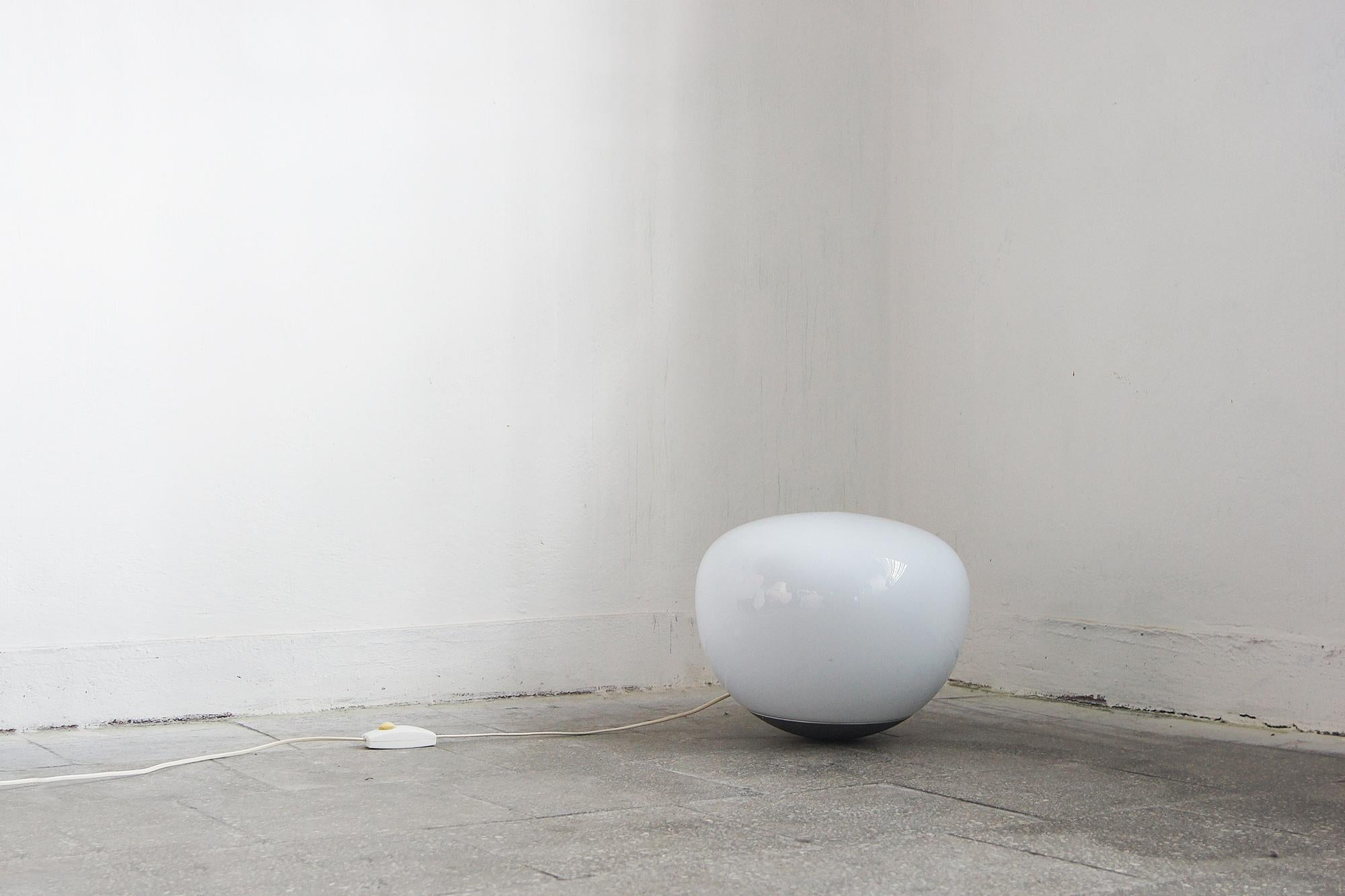 Jonisk es una lámpara de pie de silueta equilibrada y moderna, diseñada por el prestigioso diseñador sueco Carl Öjerstam para IKEA. 

La lámpara combina la funcionalidad con la estética del diseño contemporáneo - 

 es una interpretación moderna de