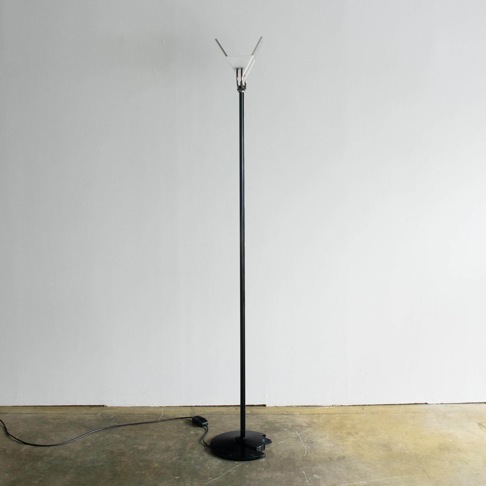 Lámpara de pie Rey y Miranda Triana 80s Arteluce Minimalsit Postmoderna Posmoderno en venta