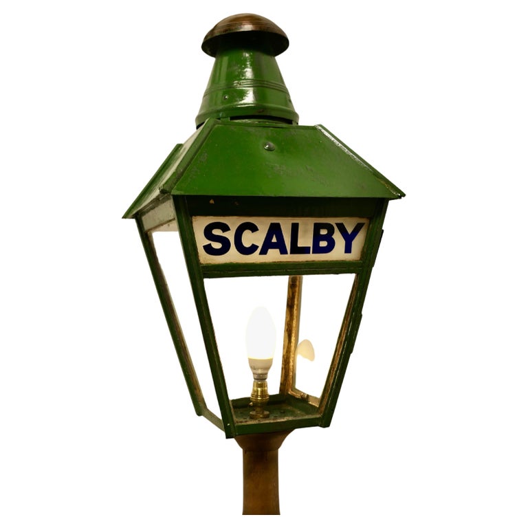 Stehlampe Laterne von Scalby Station N.E.R. auf einer Säule im Angebot bei  1stDibs