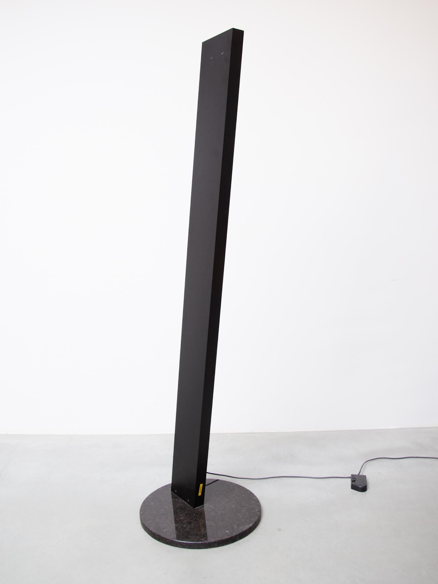 Lámpara de pie halógena de los años 80, de metal chapado en negro, con base de mármol. Una preciosa lámpara de pie de diseño ochentero, puro estilo ochentero, lámpara de pie de diseño poco común, un estilo elegante y consistente que combina a la