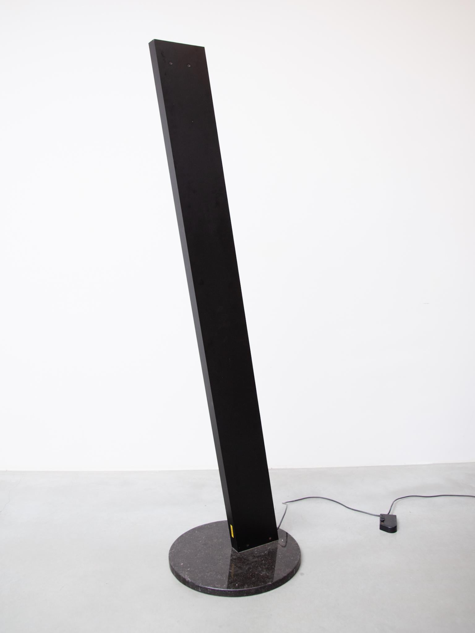 Lámpara de pie Uplighter grande de metal chapado en negro, años 80 by Poltrona Frau Moderno de mediados de siglo en venta