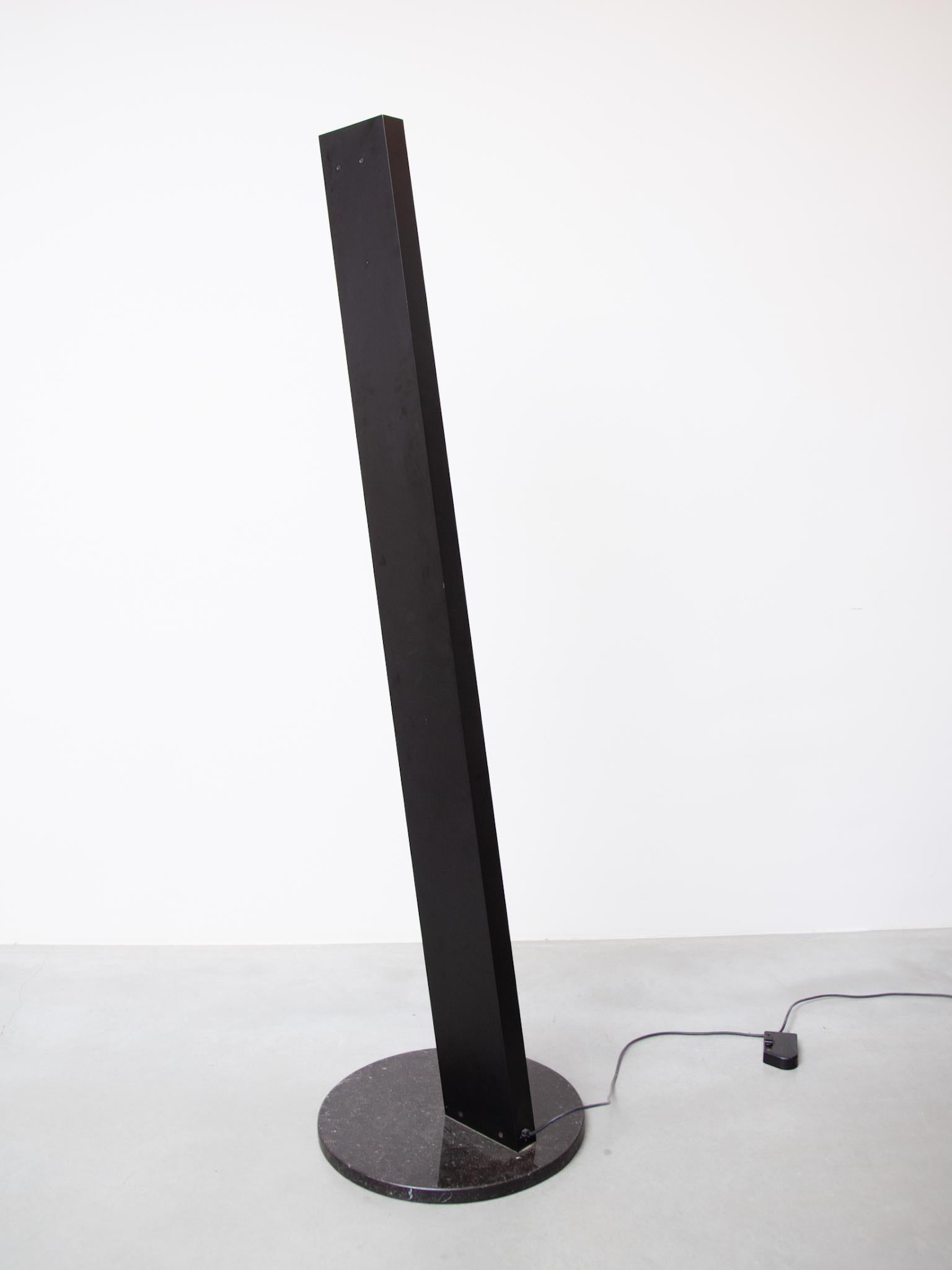 Lámpara de pie Uplighter grande de metal chapado en negro, años 80 by Poltrona Frau Italiano en venta