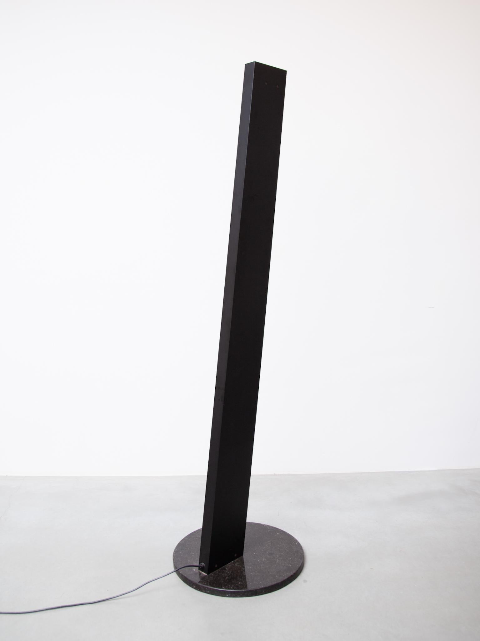 Lámpara de pie Uplighter grande de metal chapado en negro, años 80 by Poltrona Frau Lacado en venta