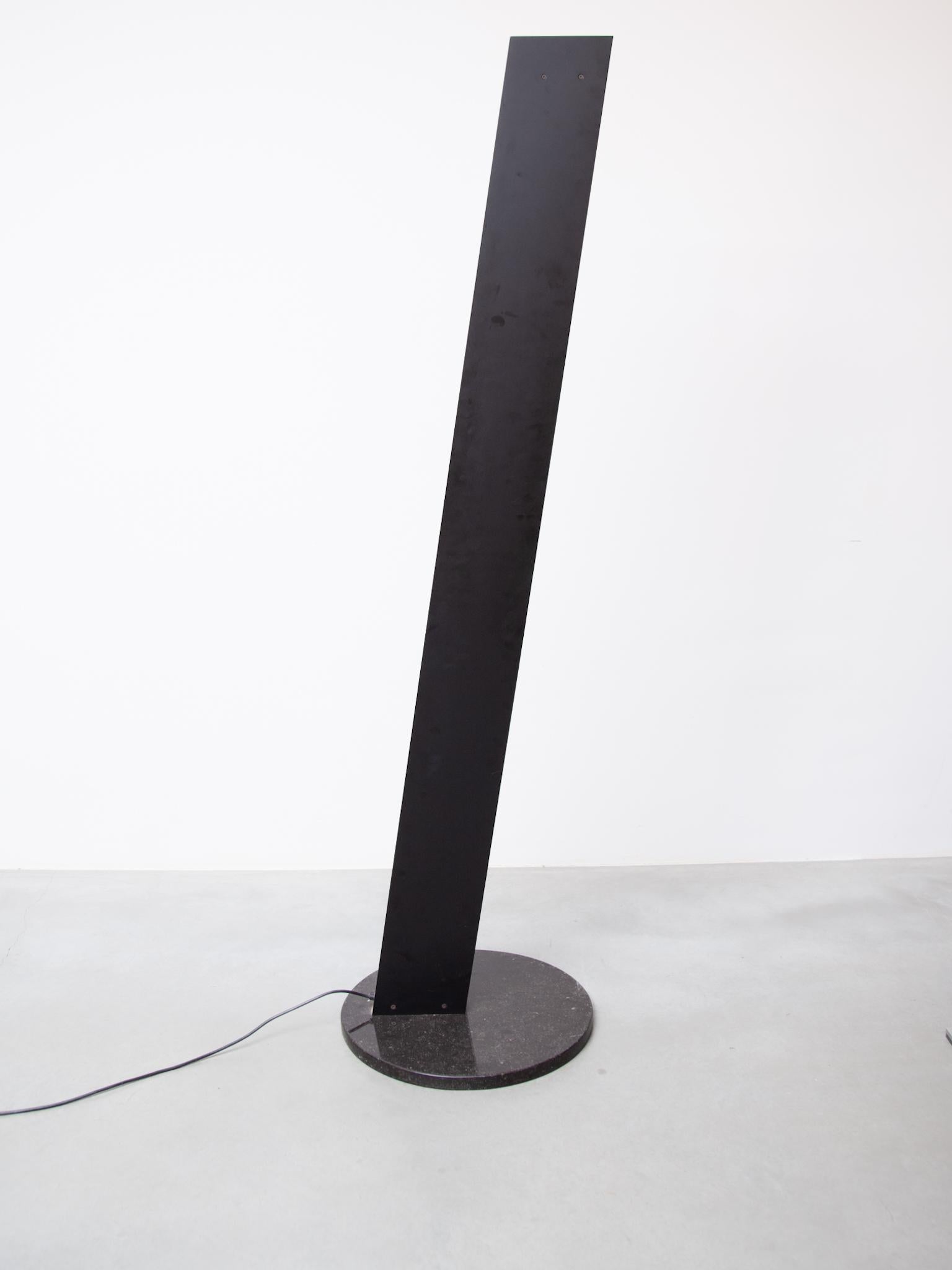 Lámpara de pie Uplighter grande de metal chapado en negro, años 80 by Poltrona Frau en Bueno estado para la venta en Antwerp, BE
