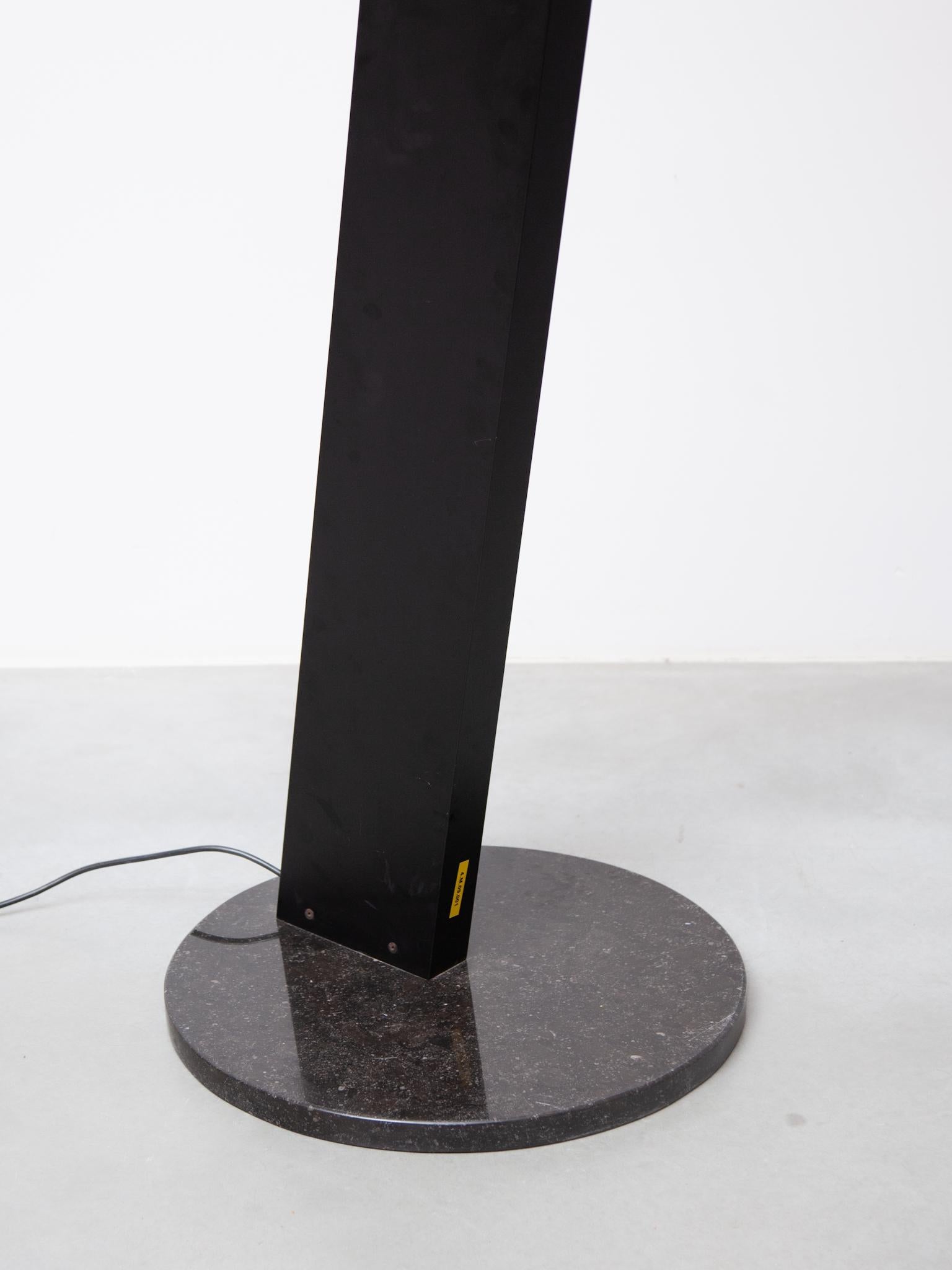 Lámpara de pie Uplighter grande de metal chapado en negro, años 80 by Poltrona Frau finales del siglo XX en venta