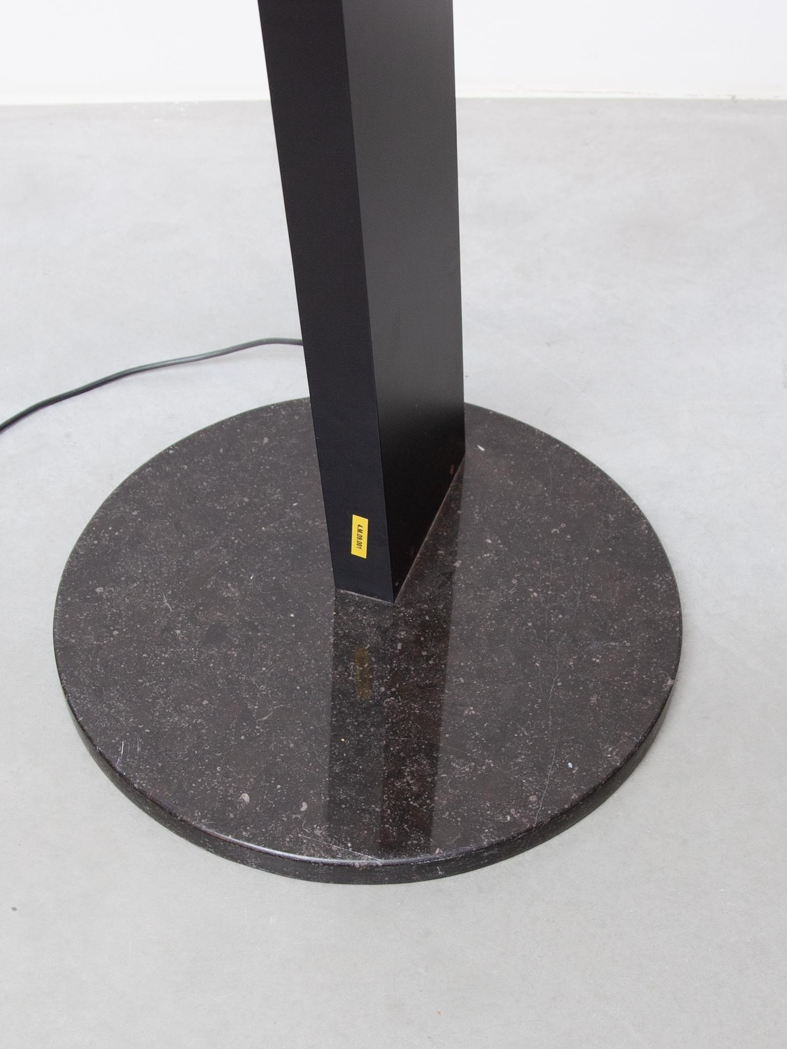 Lámpara de pie Uplighter grande de metal chapado en negro, años 80 by Poltrona Frau en venta 1