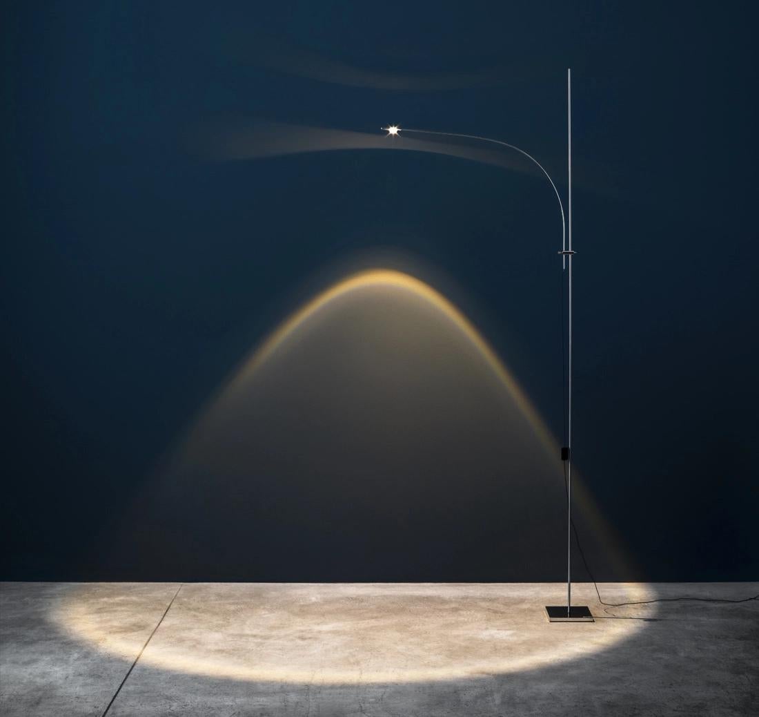 El Uau, diseñado por Enzo Catellani para Catellani & Smith, es una interpretación personal e innovadora de la tecnología LED, la quinta fuente de luz creada por el hombre. Su diseño minimalista resalta la magia y la calidad de la luz LED,