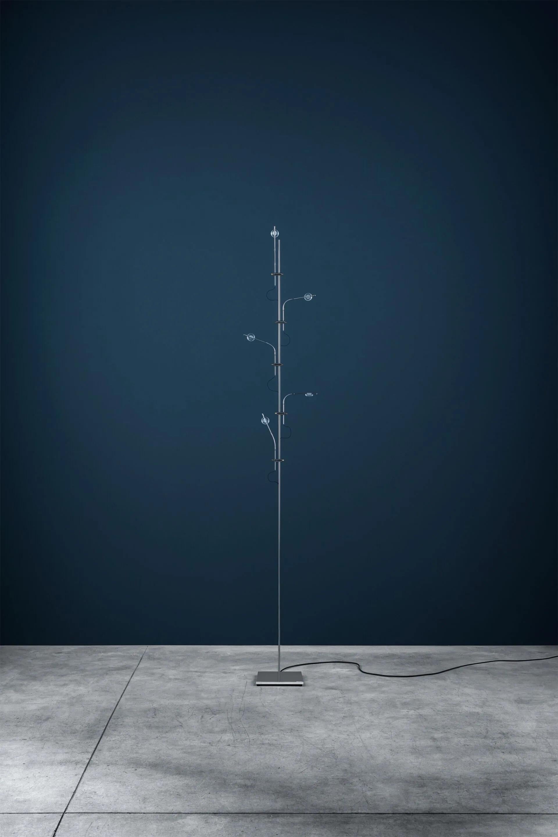 Il Wa Wa, disegnato da Enzo Catellani per Catellani & Smith, è stato ispirato da un momento memorabile in una fiera a Francoforte. Un visitatore giapponese, ammirando una delle lampade, ha ripetuto più volte 