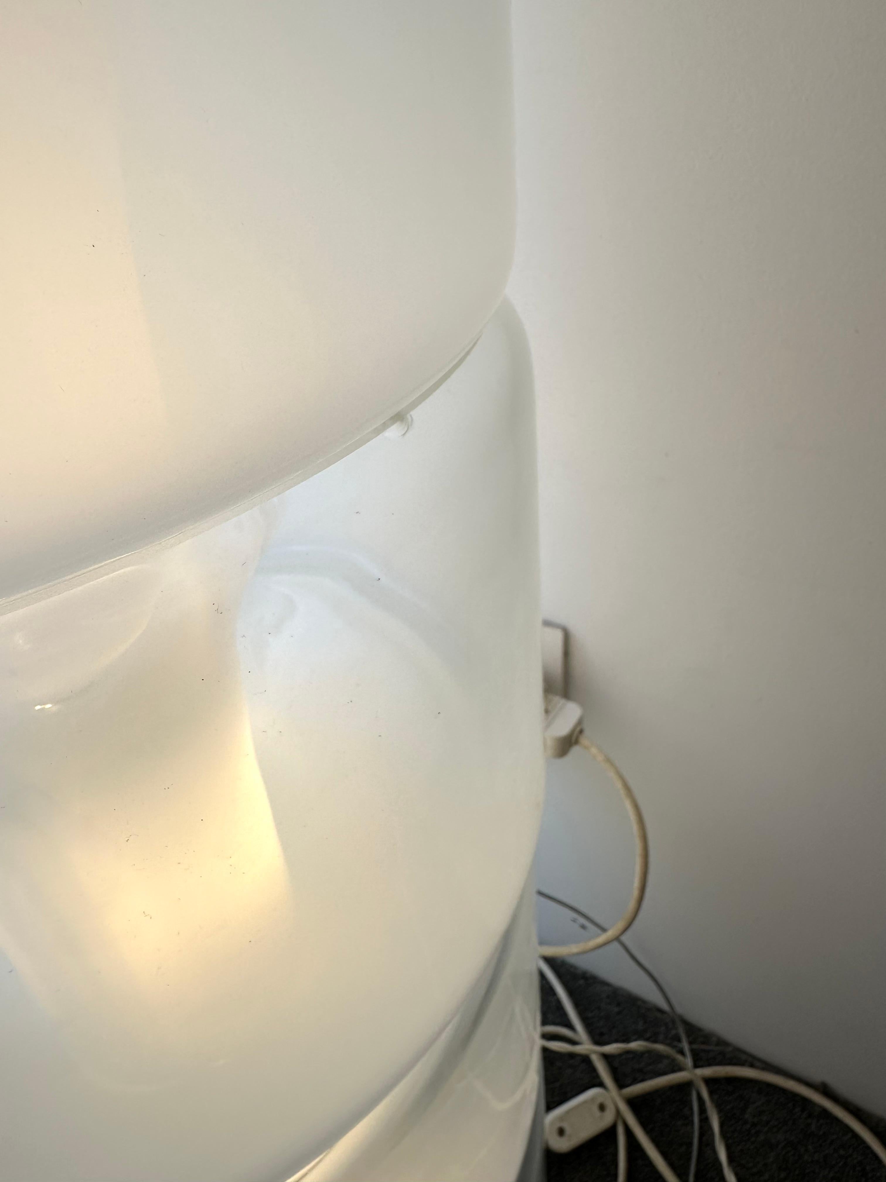 Mid-Century Modern Space Age Iconique lampadaire en verre de Murano soufflé Sfumato blanc fumé, base en laiton première édition modèle LT316 par Carlo Nason pour la manufacture Mazzega. Modèle des 7 grands éléments. Des fabricants italiens de renom
