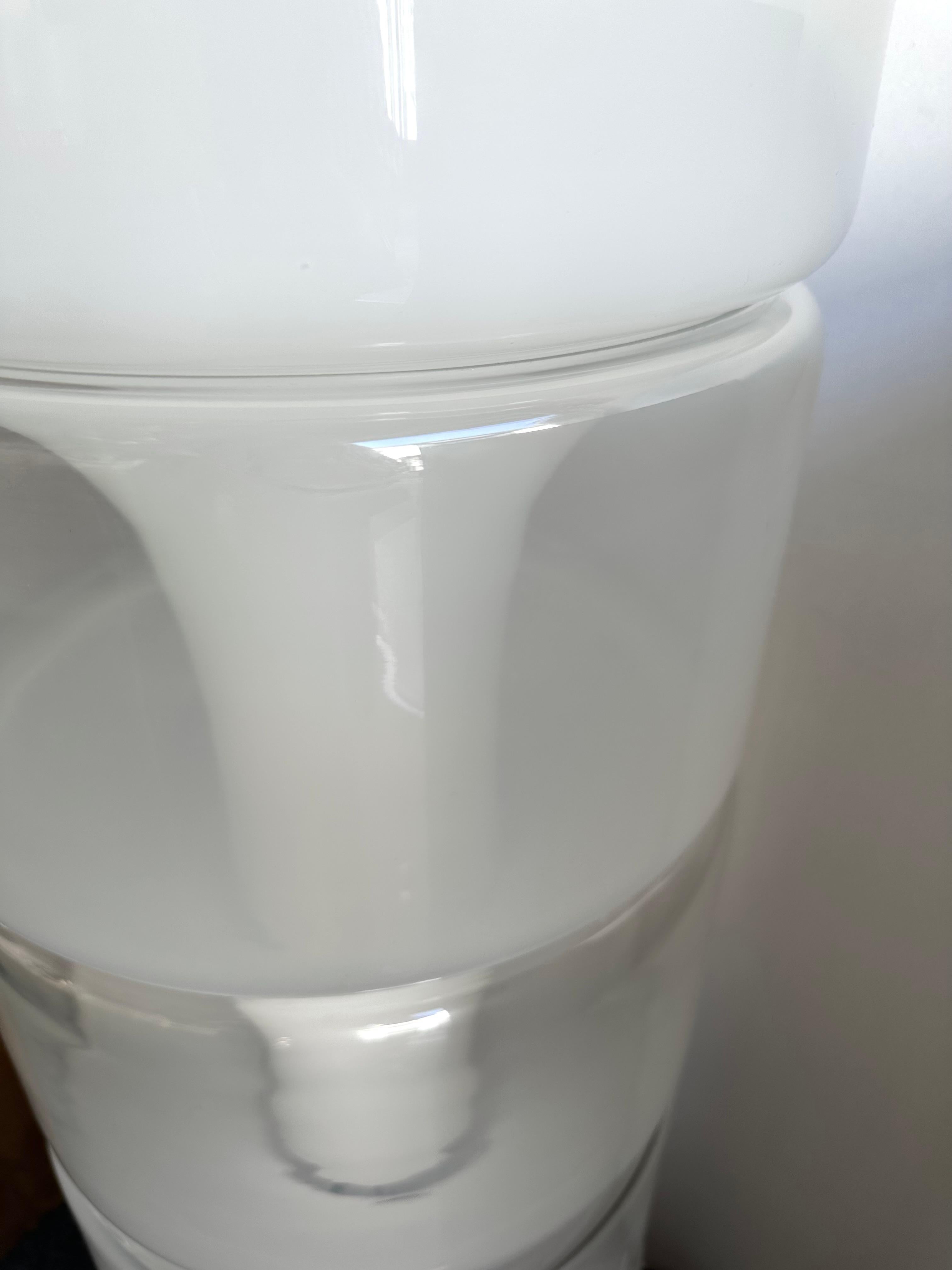 Icono de la Era Espacial Moderna de mediados de siglo Vidrio de Murano soplado Sfumato blanco humo, base de latón Lámpara de pie de primera edición modelo LT316 de Carlo Nason para la fábrica Mazzega. Modelo alto de 7 elementos. Fabricantes famosos