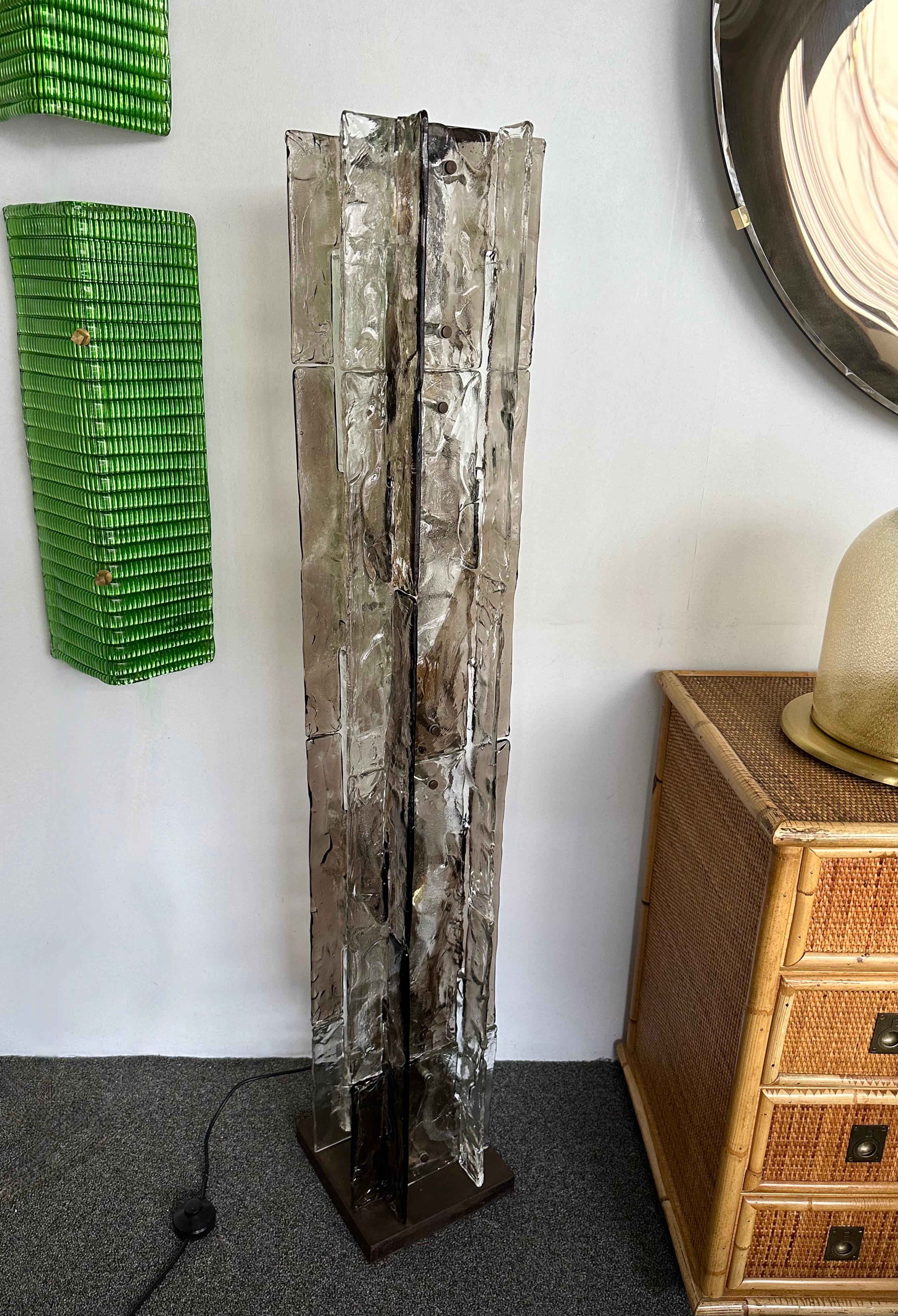 Mid-Century Modern Space Age tower floor lamp model LT379, in smoke and clear textured murano glass and patinated brass metal base by Carlo Nason for the manufacture Mazzega. Famous italian design like Venini, Vistosi, La Murrina, Aldo Nason,