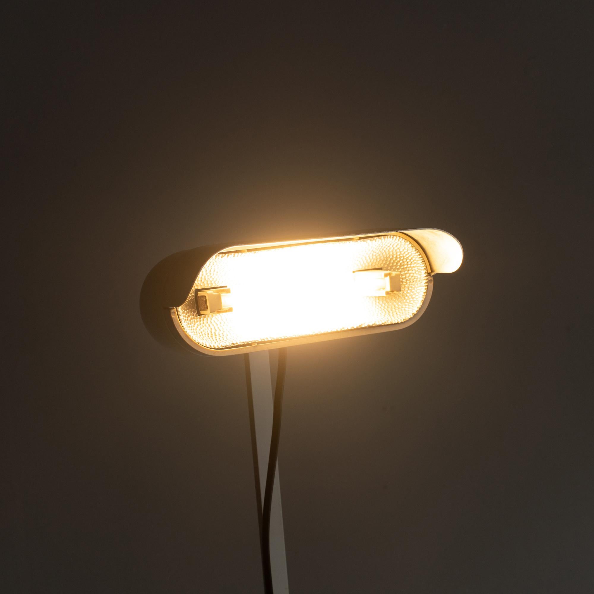 Acciaio Lampada da terra Luci anni '70-'80 stile moderno italiano Stilnovo in vendita