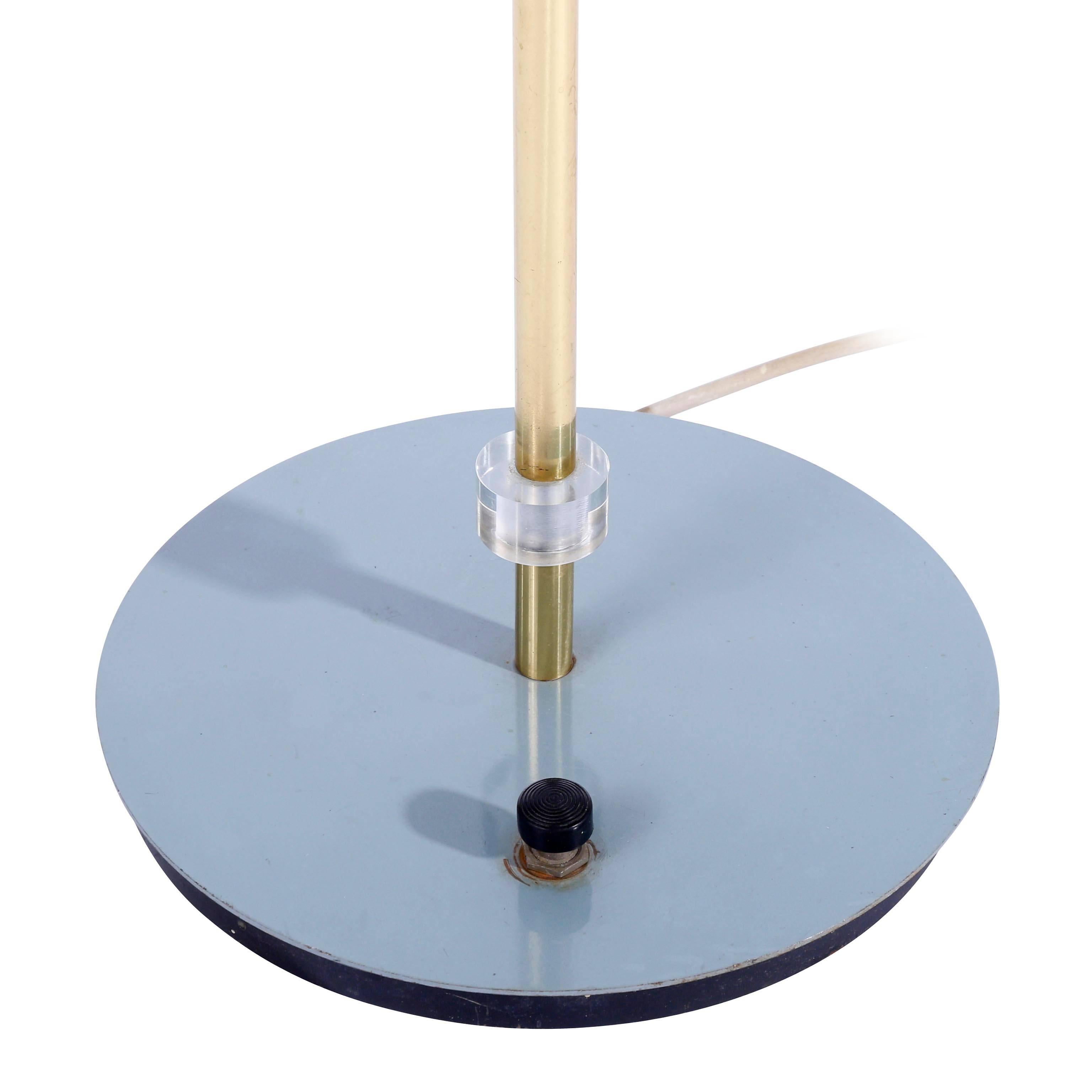 Metà XX secolo Lampada da terra in lucite con base turchese, anni '60 in vendita