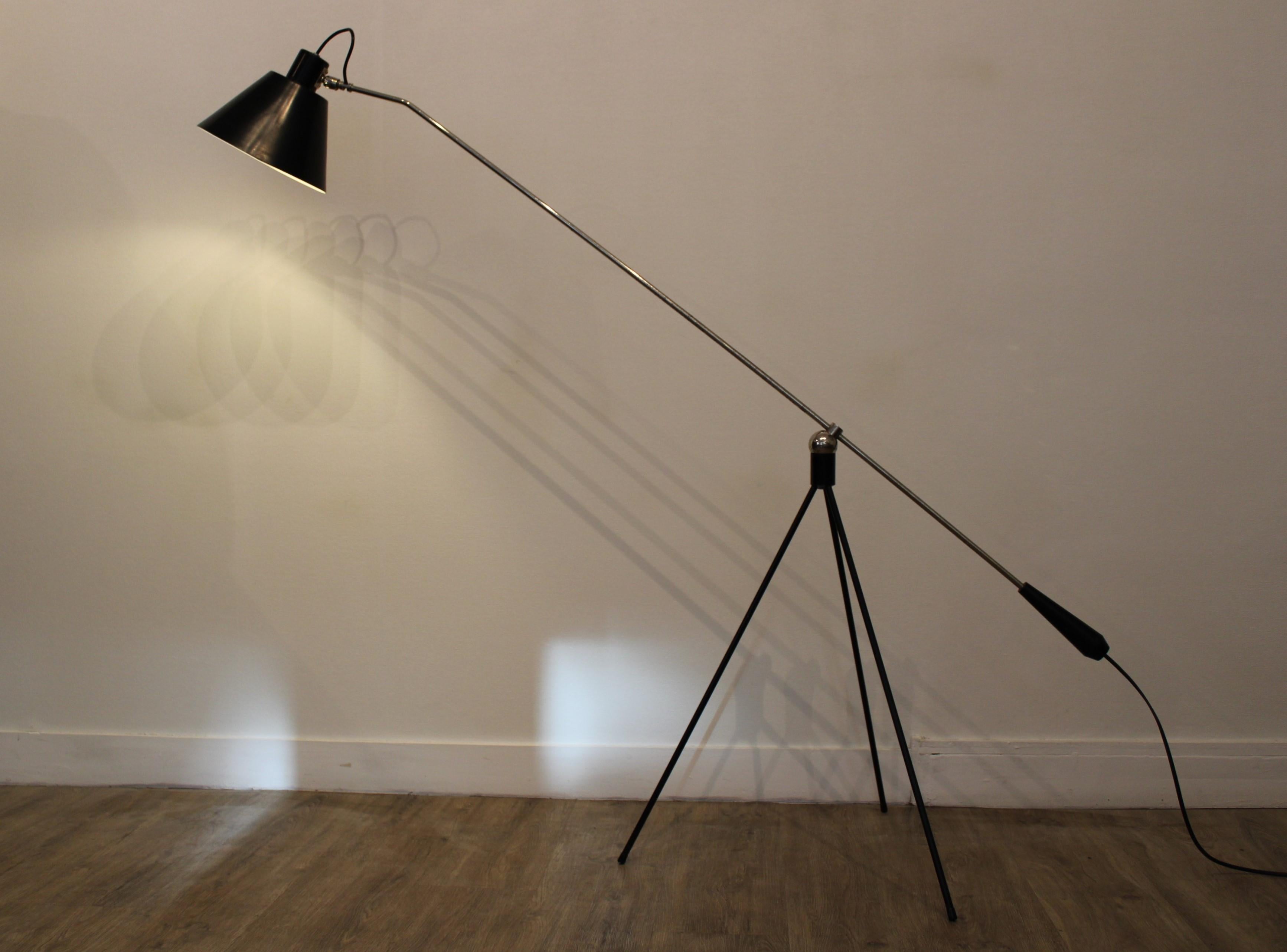Rare “Magneto” floor lamp designed by H. Fillekes for Artifort in 1954-1958. This special floor lamp was only produced for a short period and is known for its unique magnetic system, in which the arm is attached to the base by a round magnet (ball