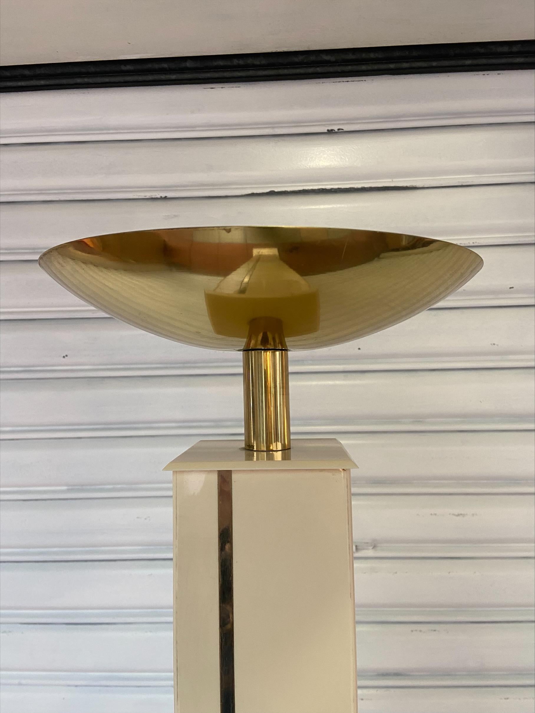 Floor lamp - Maison Romeo.
Circa 1980.
Brass and perspex.

Measures: H 185 x W 25 x D 25 cm.

Diameter cut: 32 cm.
 